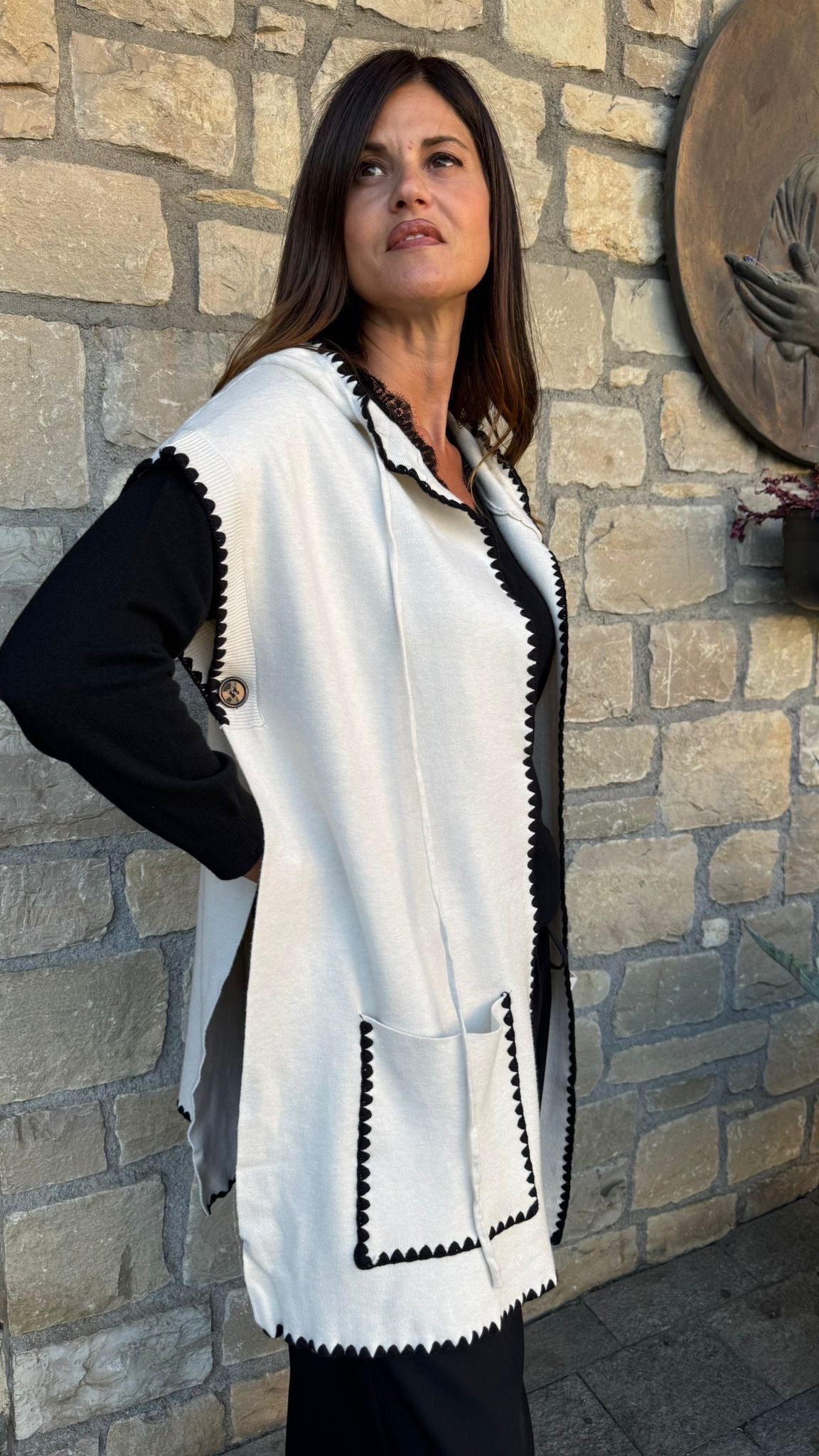 GILET IN MAGLIA RICAMATO nero/cioccolato/panna/grigio/sabbia