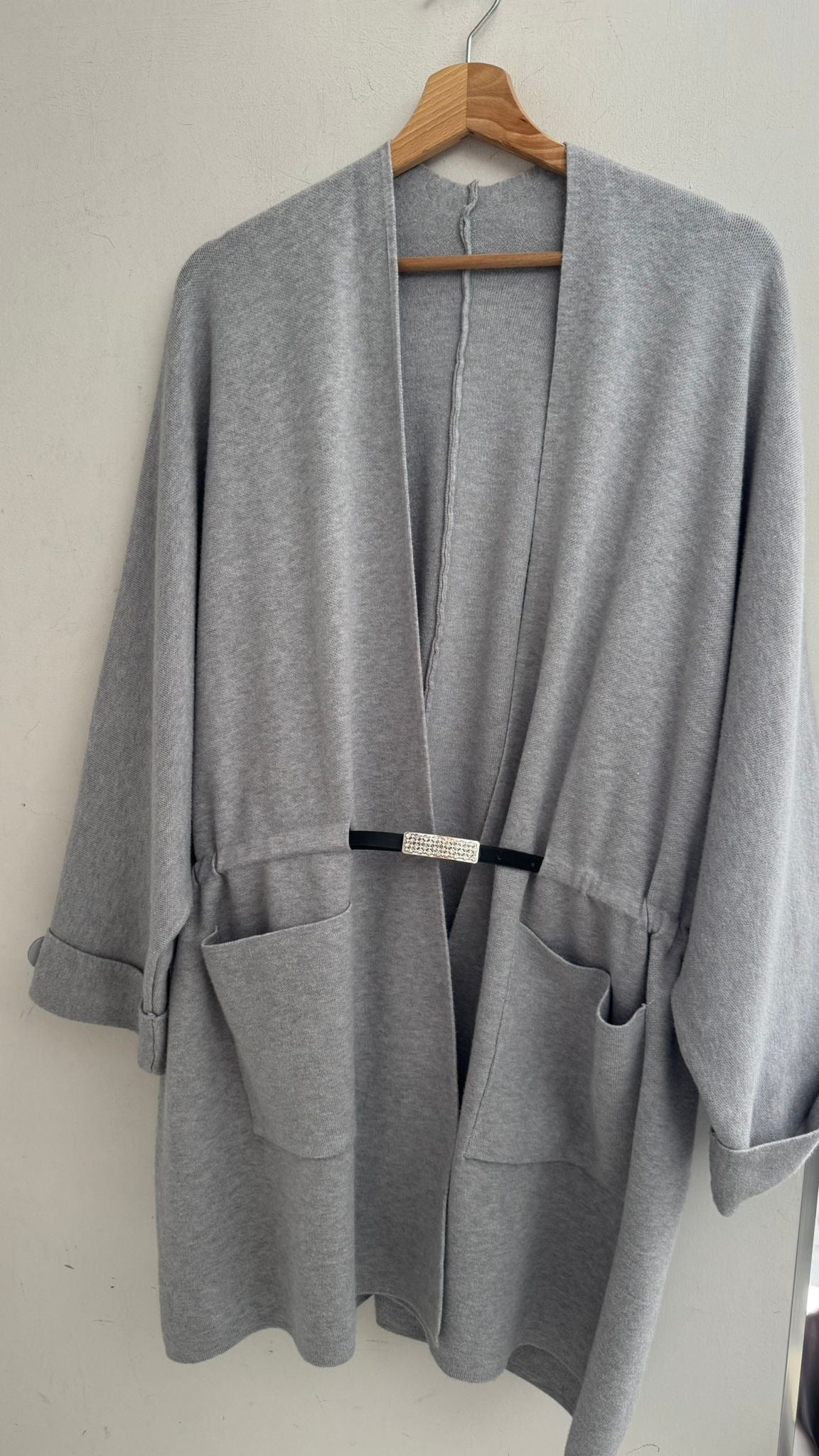 CAPPA IN MAGLIA CON CINTURA grigia/beige/nera