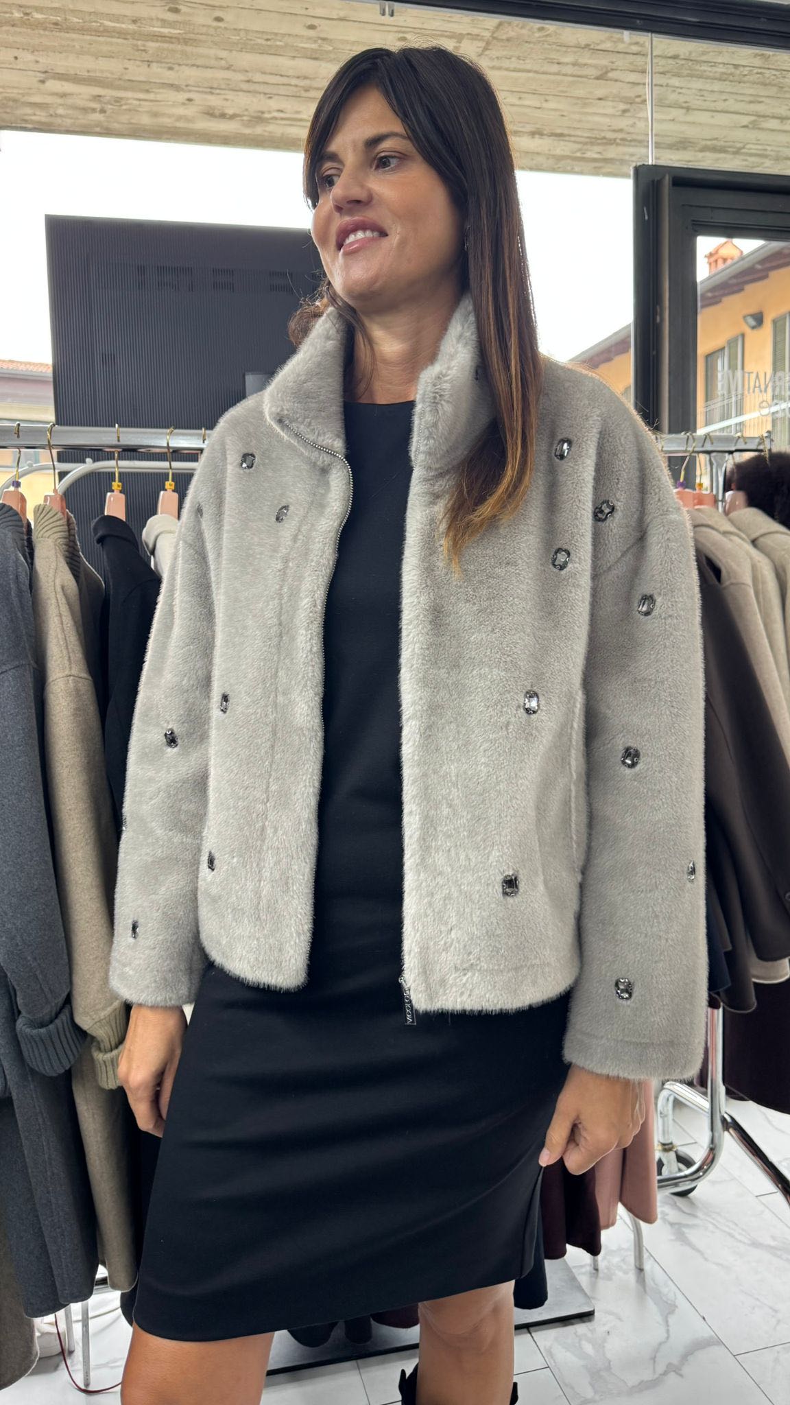 GIACCA ECOPELLICCIA CORTA CON APPLICAZIONI GRIGIO