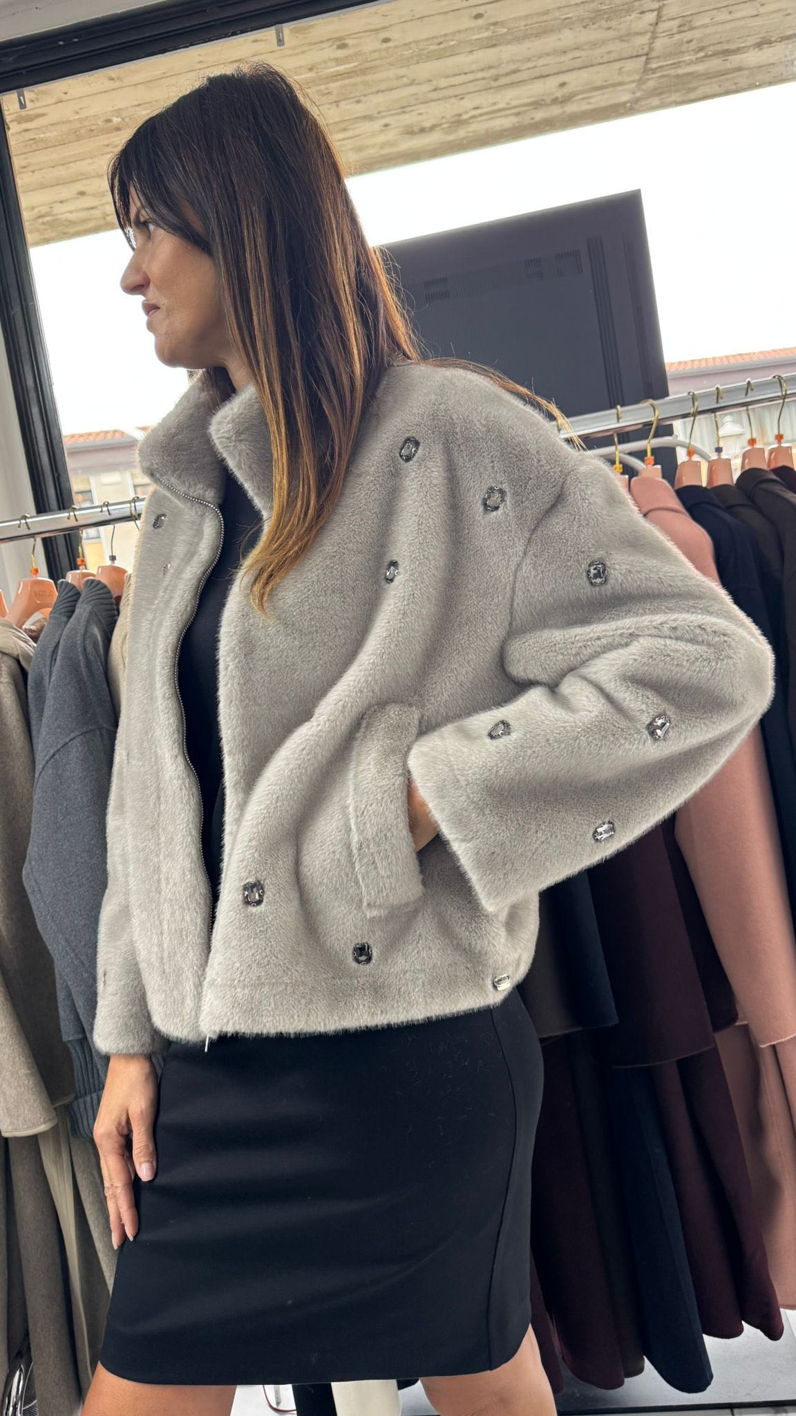 GIACCA ECOPELLICCIA CORTA CON APPLICAZIONI GRIGIO