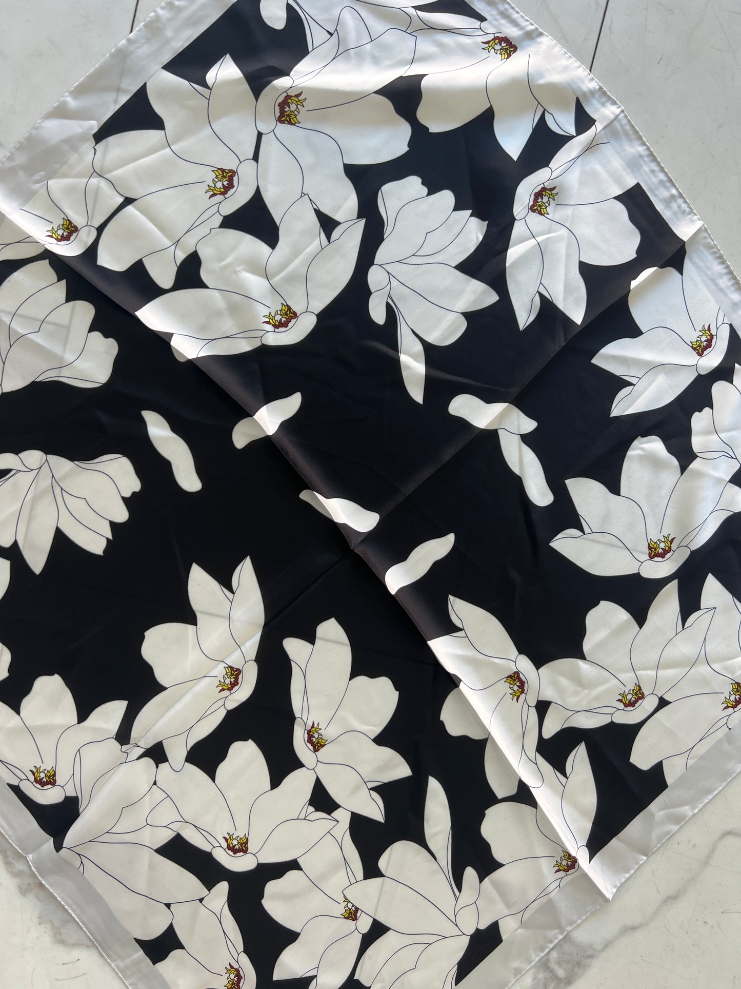 FOULARD FIORI BIANCO NERO