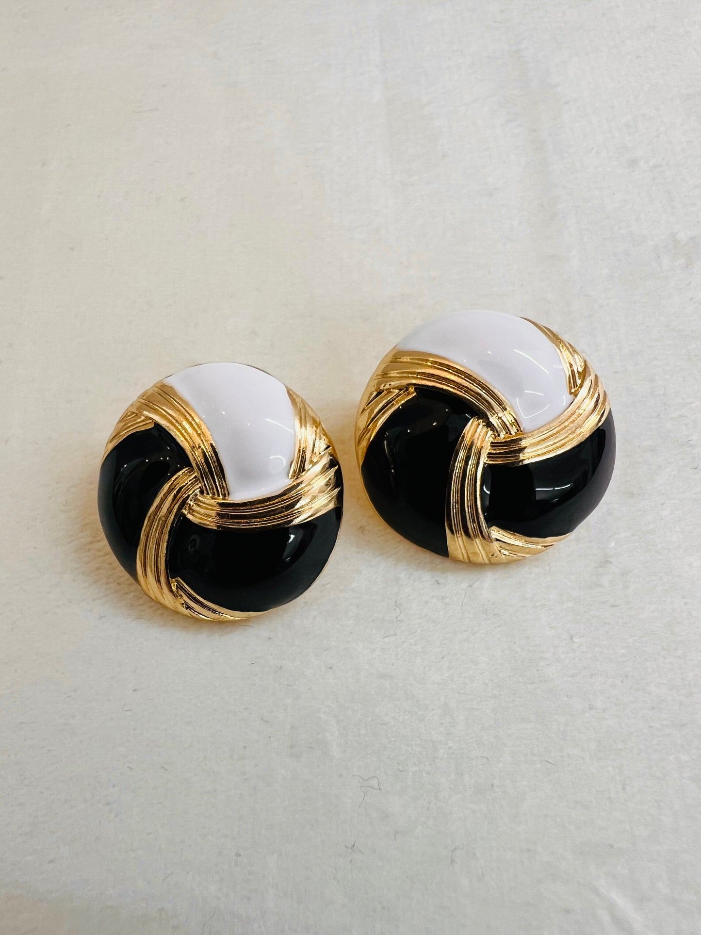 ORECCHINO BIANCO E NERO