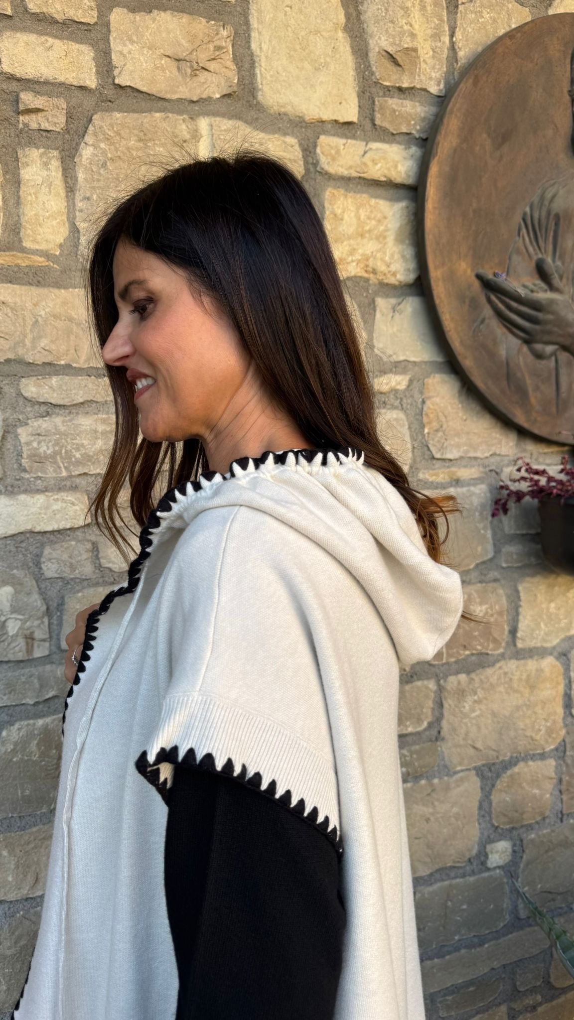 GILET IN MAGLIA RICAMATO nero/cioccolato/panna/grigio/sabbia