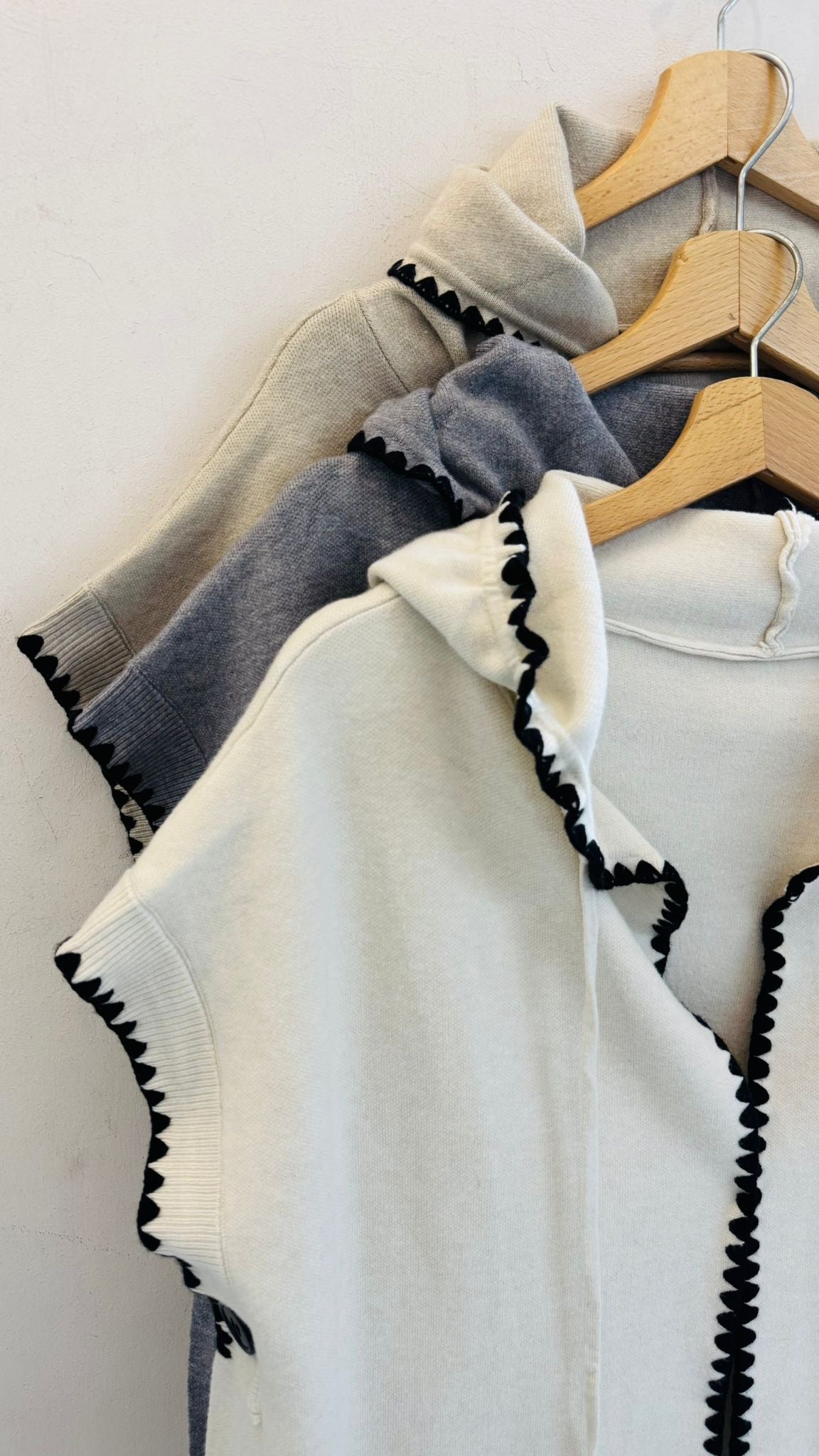 GILET IN MAGLIA RICAMATO nero/cioccolato/panna/grigio/sabbia