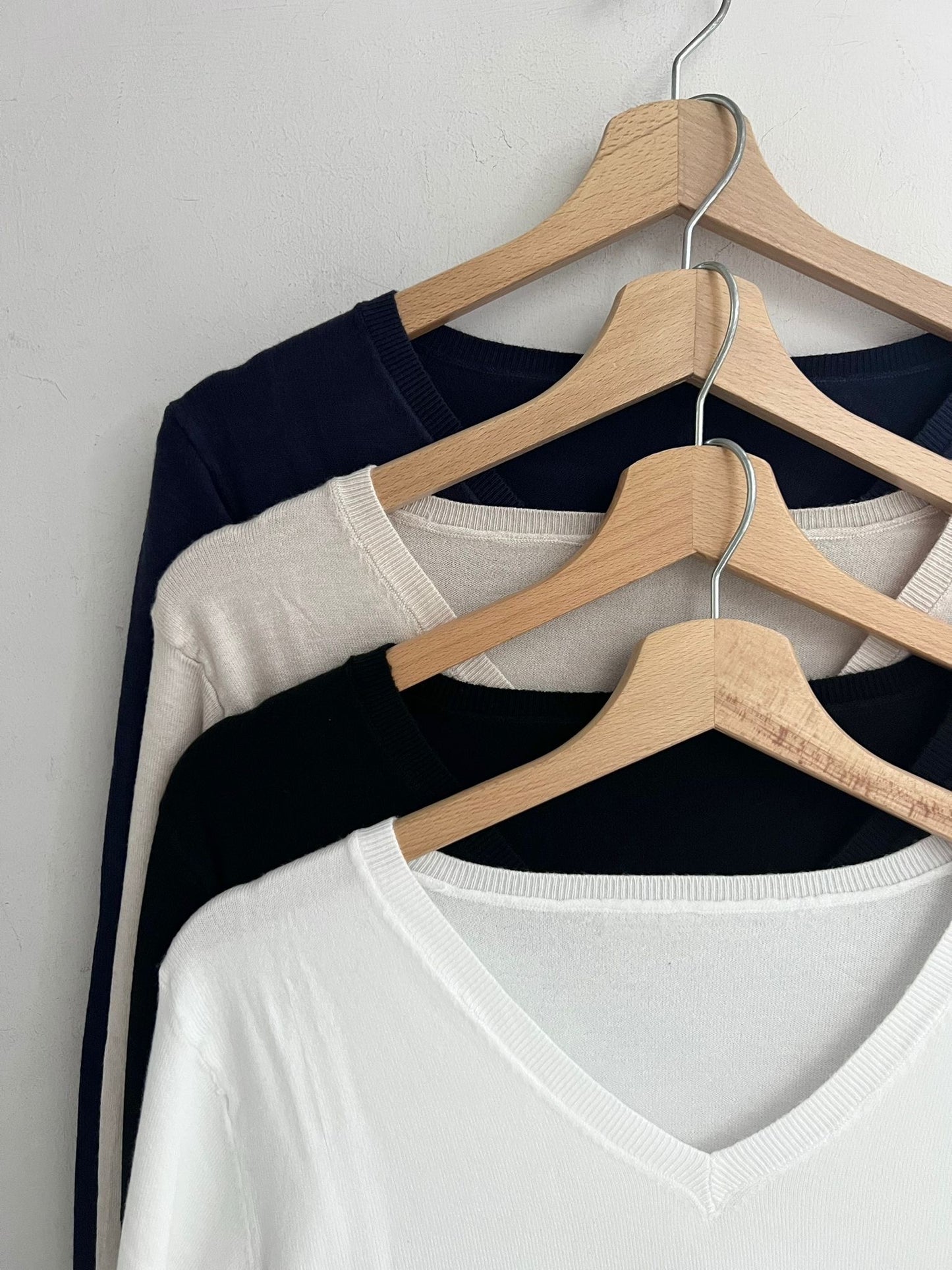 MAGLIONCINO SCOLLO V BASIC bianco/blu/sabbia/nero
