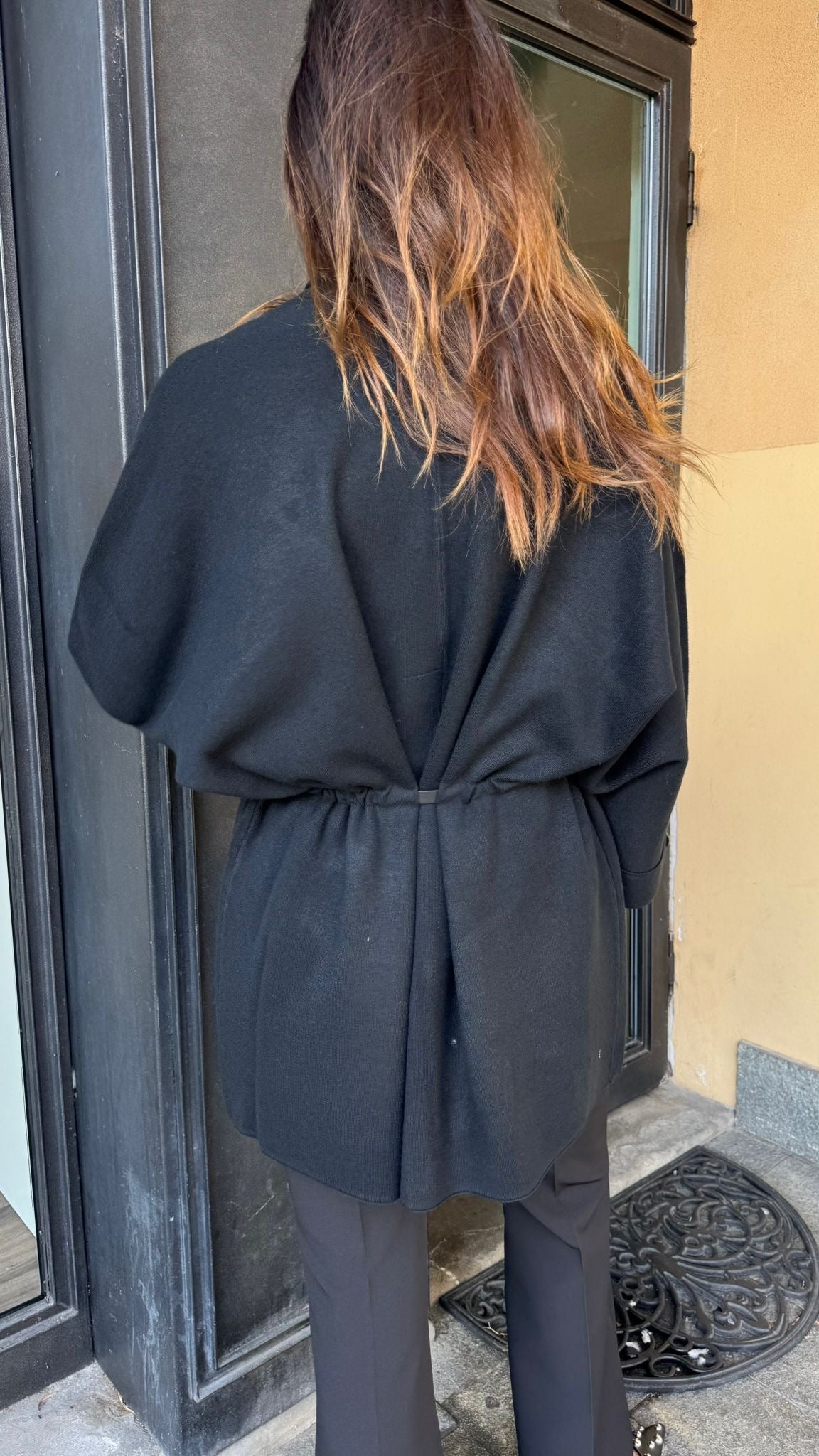 CAPPA IN MAGLIA CON CINTURA grigia/beige/nera