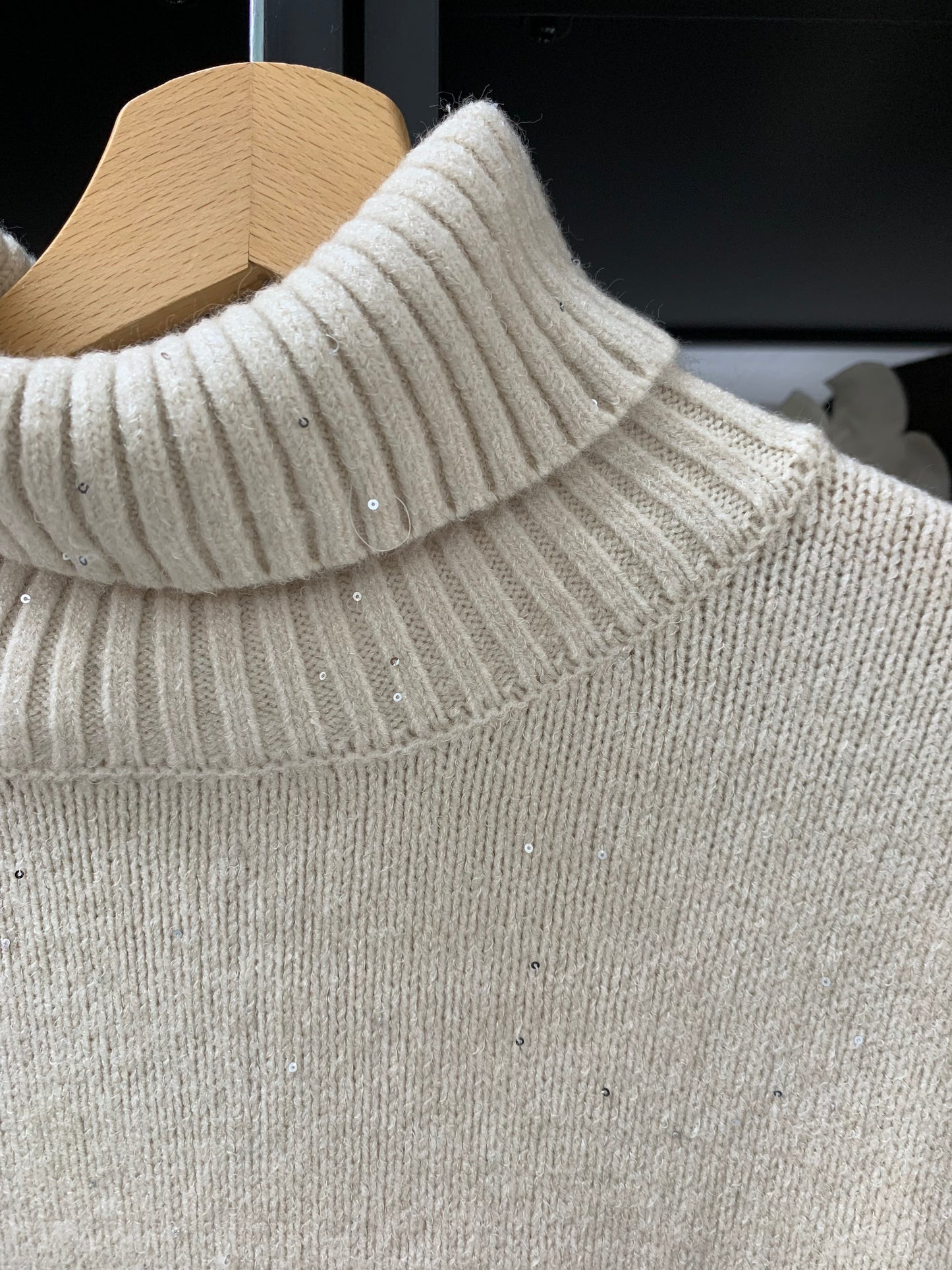 MAGLIA OVER COLLO ALTO MICROPAILLETES BEIGE