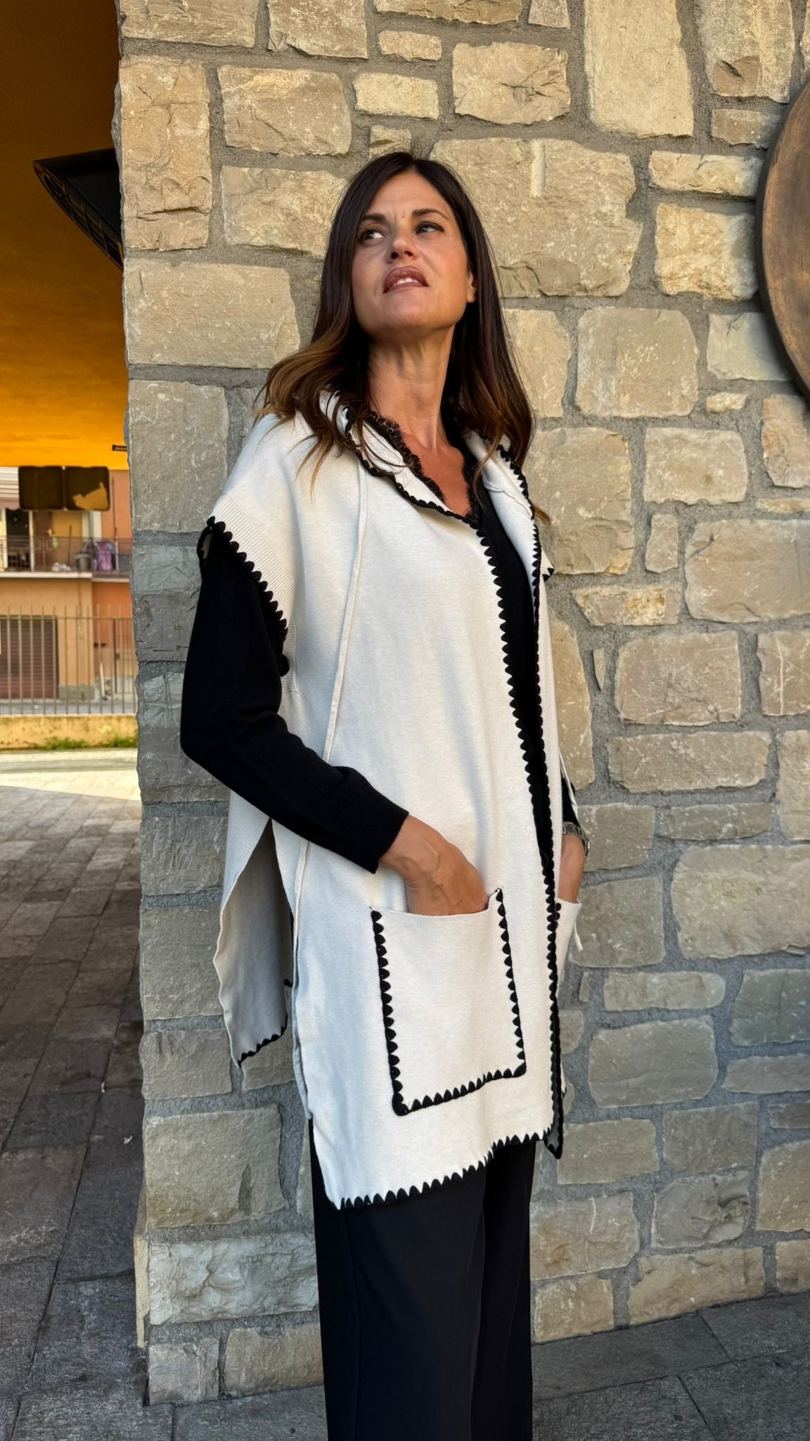 GILET IN MAGLIA RICAMATO nero/cioccolato/panna/grigio/sabbia