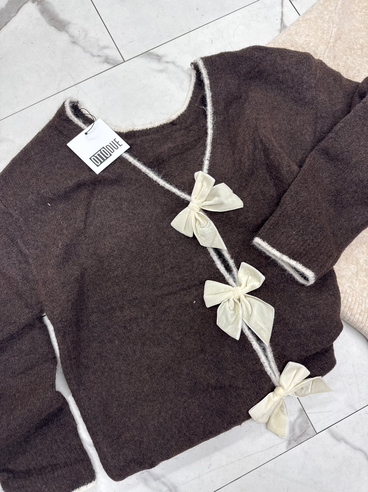 MAGLIONCINO SCOLLO V FIOCCHI sabbia/bordeaux/cioccolato