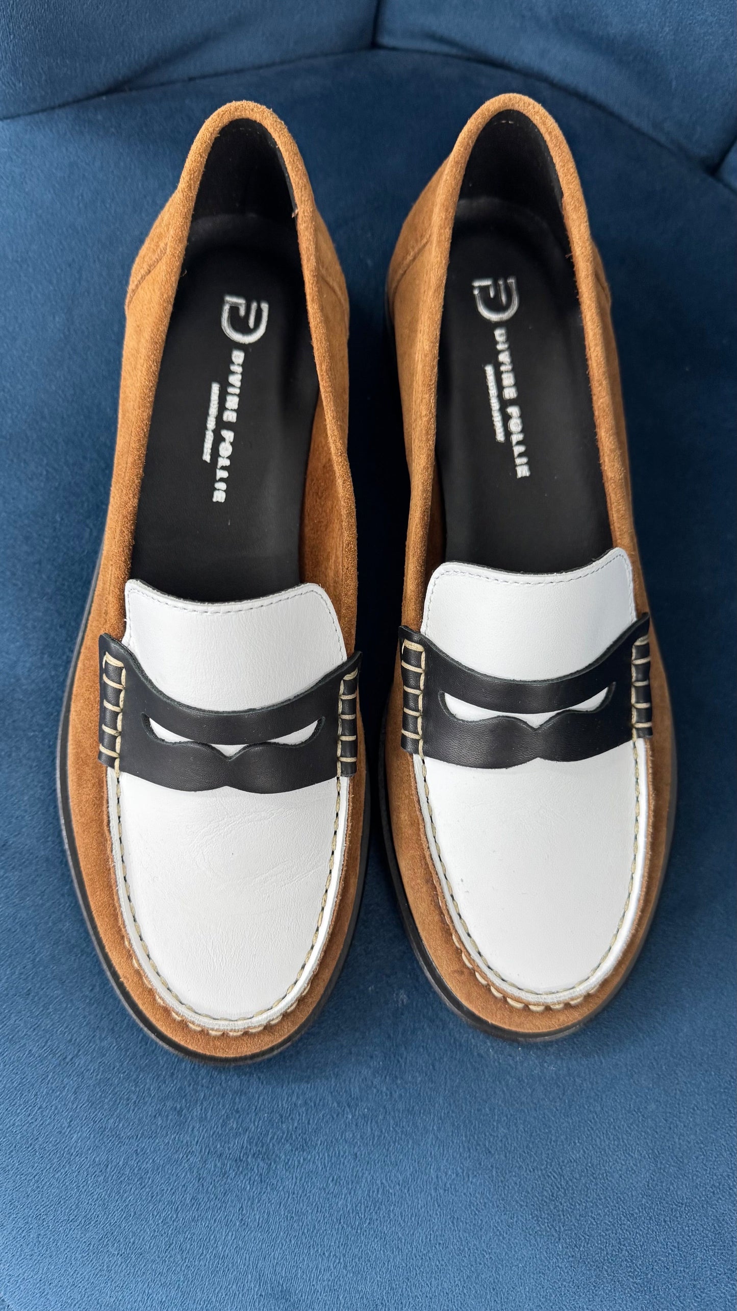 DIVINE FOLLIE MOCASSINO IN CAMOSCIO E PELLE CUOIO BIANCO E NERO