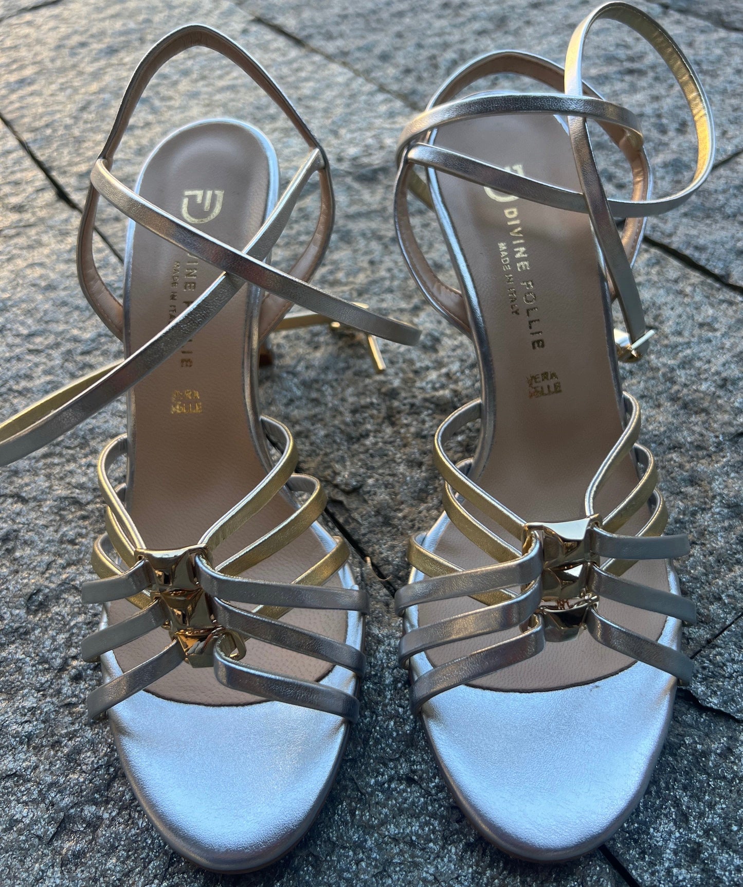 DIVINE FOLLIE SANDALO TACCO ORO ARGENTO