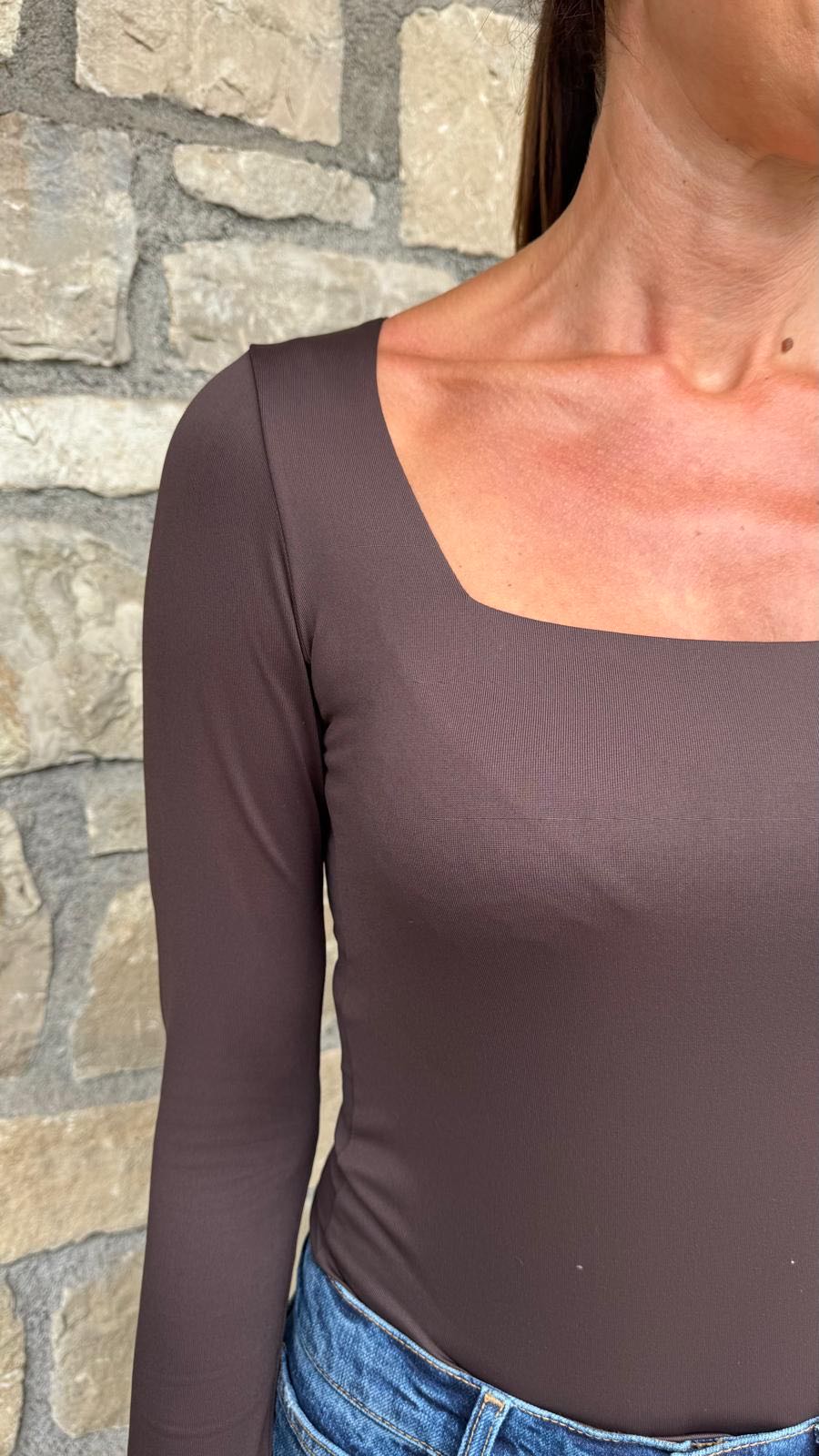 MAGLIA SCOLLO QUADRATO CIOCCOLATO