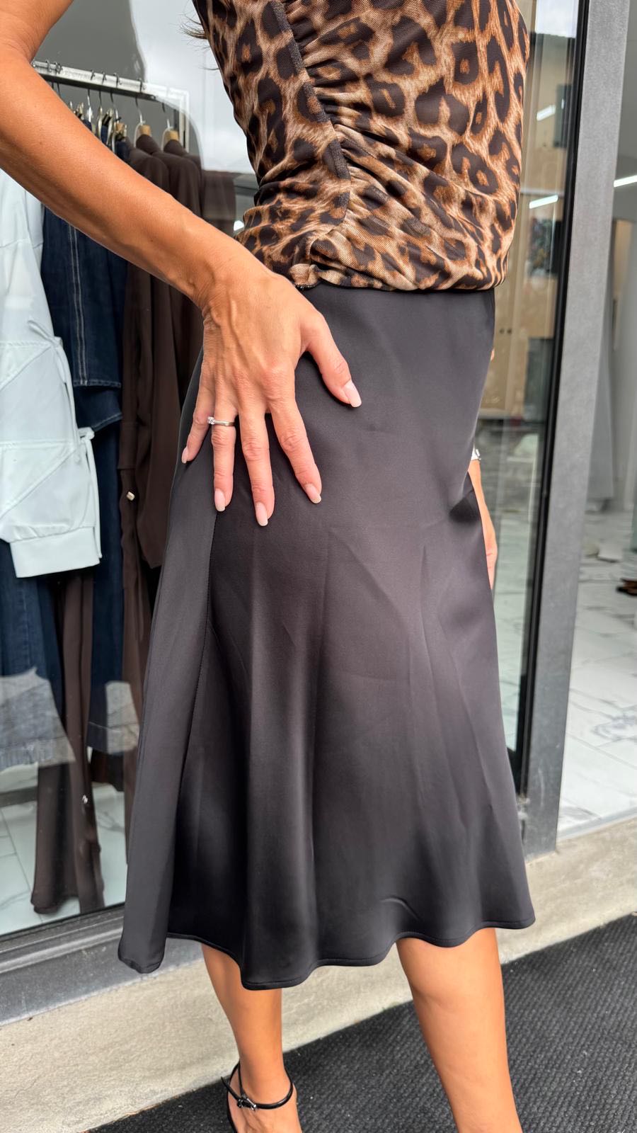 GONNA VISCOSA MIDI NERA