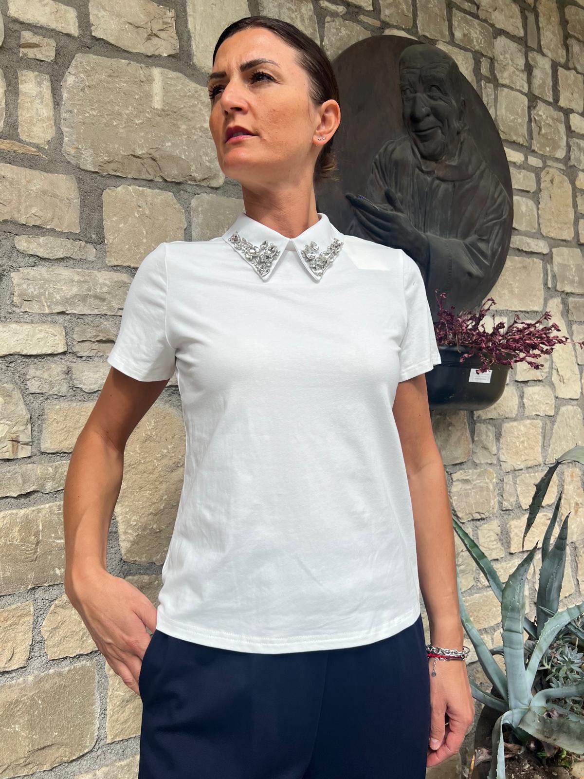 T-SHIRT COLLETTO STRASS BIANCA