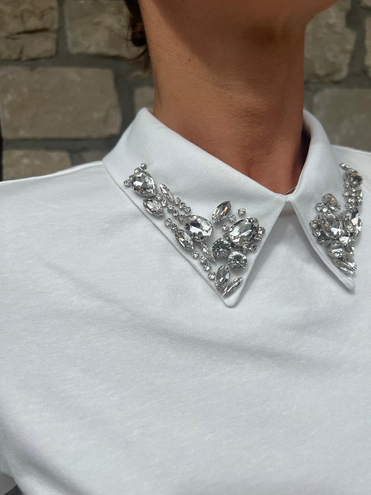 T-SHIRT COLLETTO STRASS BIANCA