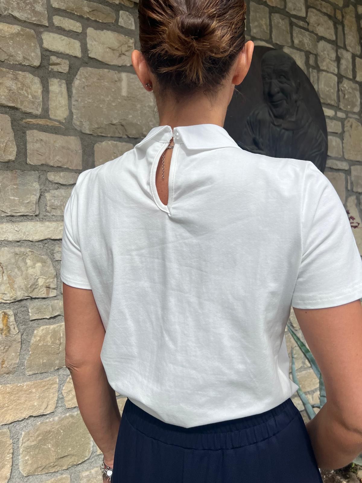 T-SHIRT COLLETTO STRASS BIANCA