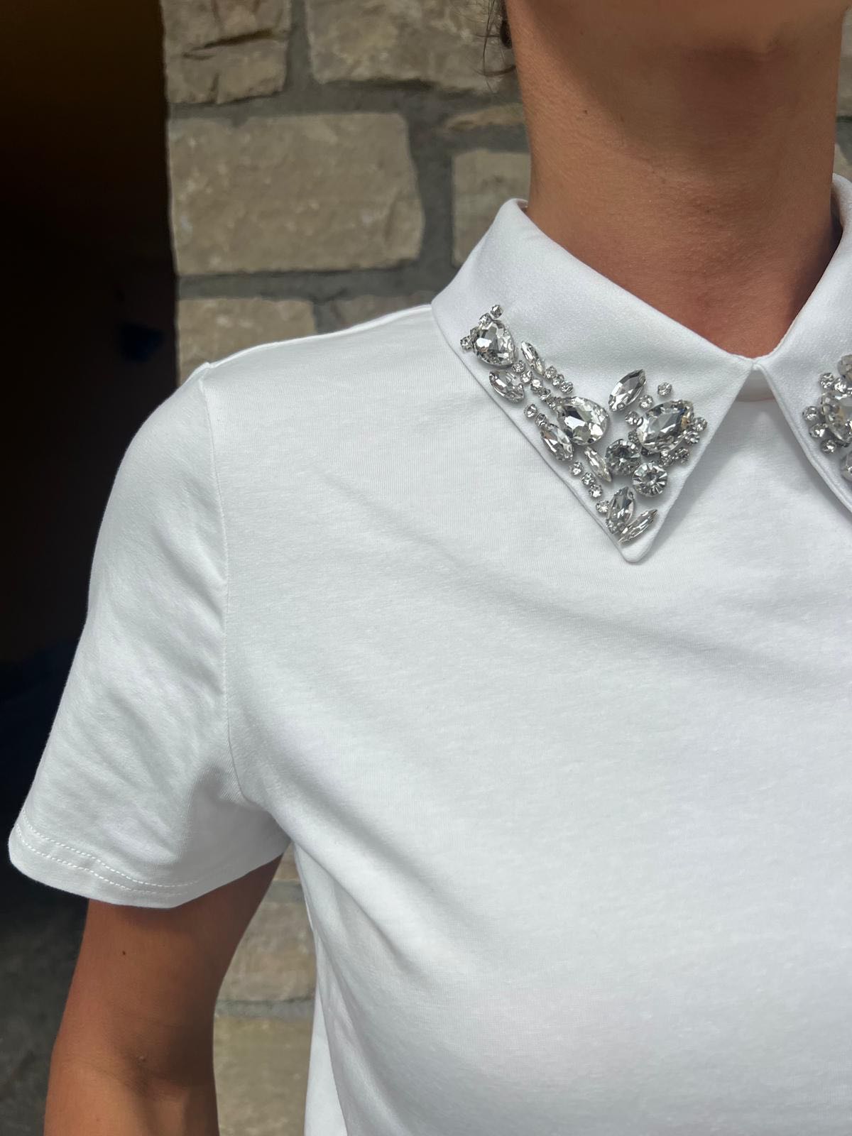T-SHIRT COLLETTO STRASS BIANCA