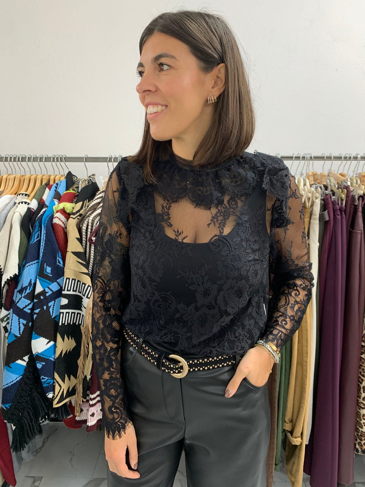 CAMICIA PIZZO CON COLLETTO NERO