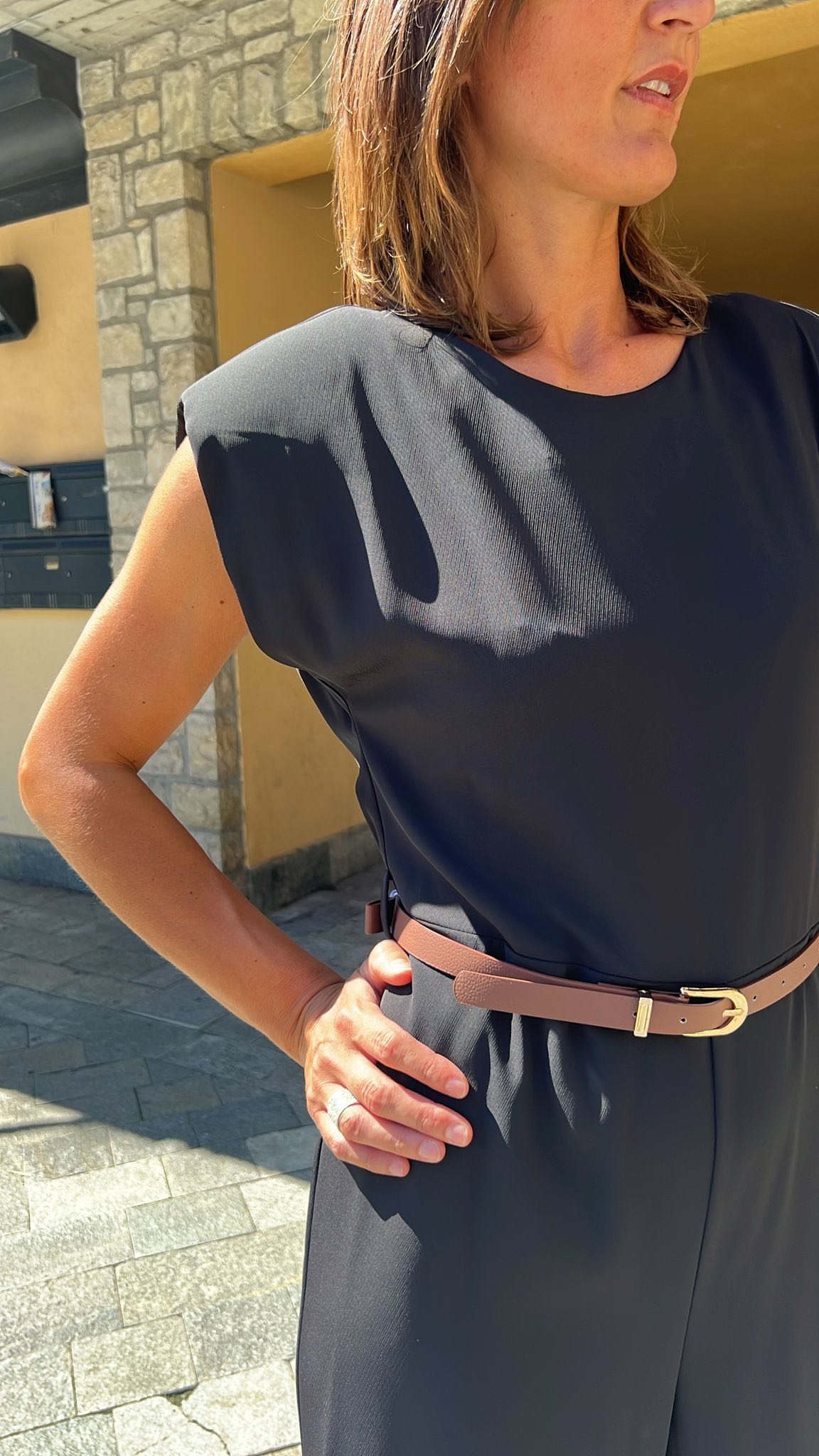TUTA SMANICATA CON CINTURINO NERA