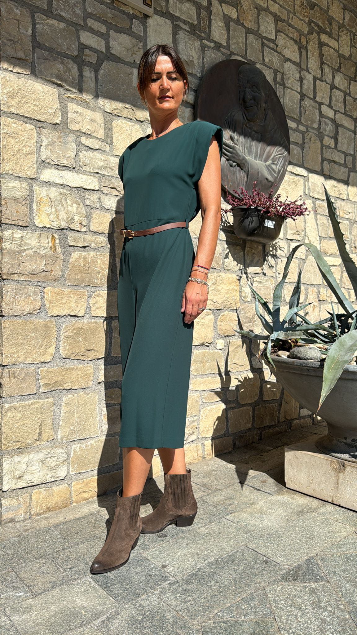 TUTA SMANICATA CON CINTURINO VERDE BOTTIGLIA