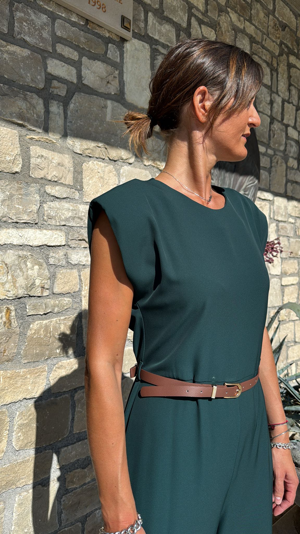 TUTA SMANICATA CON CINTURINO VERDE BOTTIGLIA