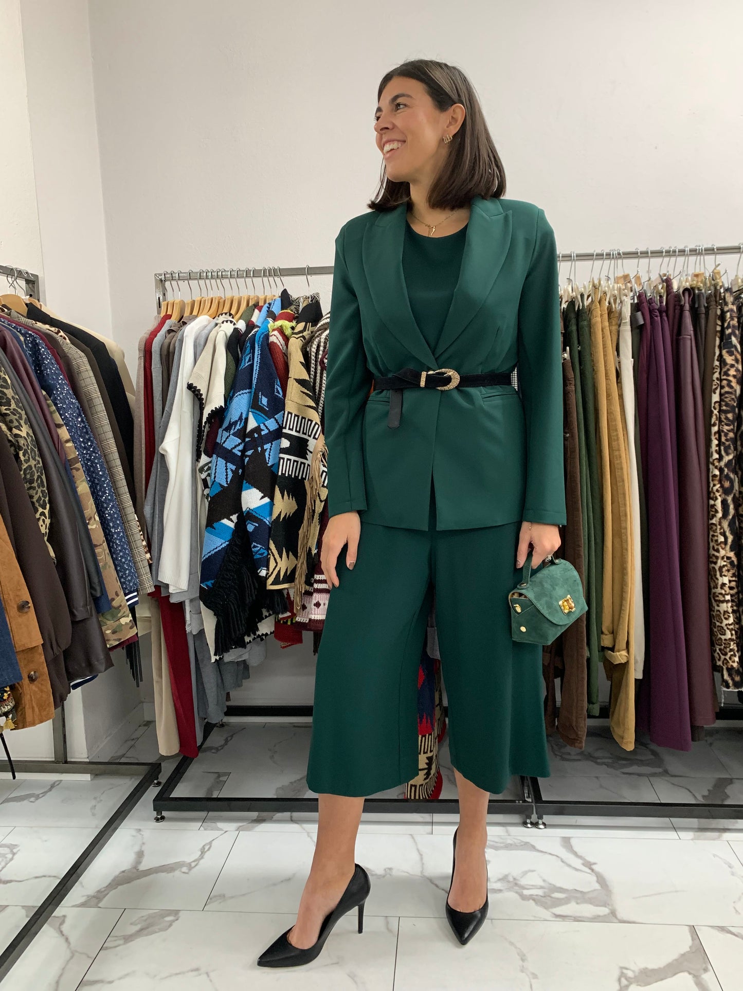 TUTA SMANICATA CON CINTURINO VERDE BOTTIGLIA