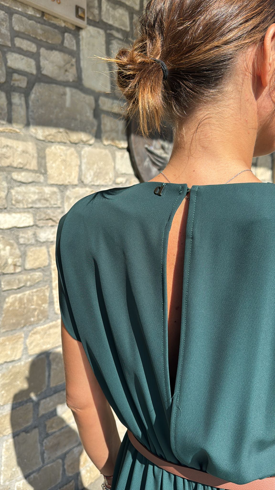 TUTA SMANICATA CON CINTURINO VERDE BOTTIGLIA