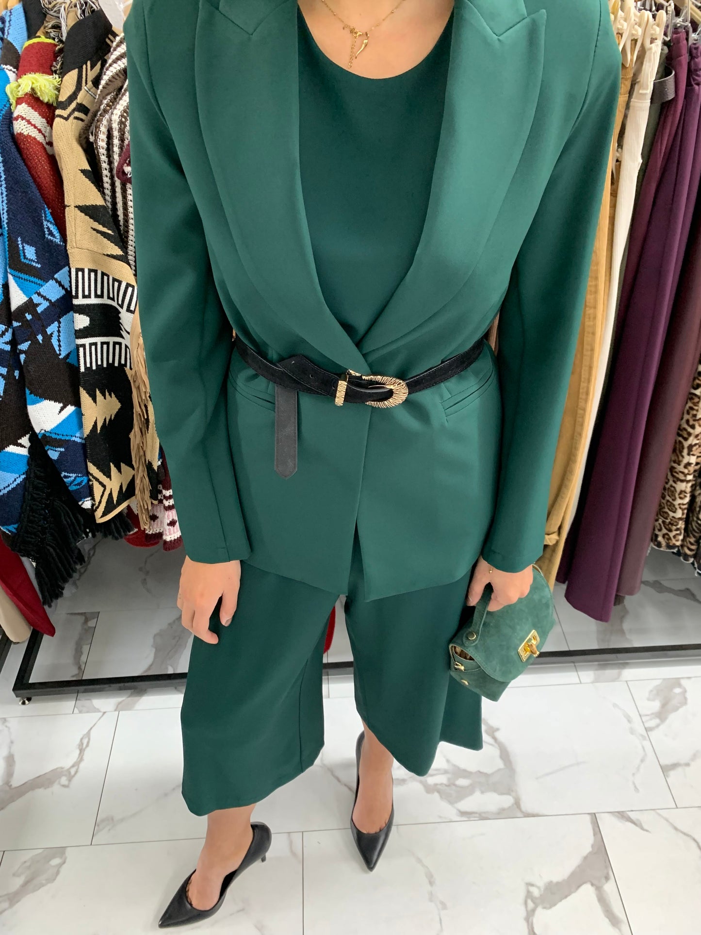 TUTA SMANICATA CON CINTURINO VERDE BOTTIGLIA