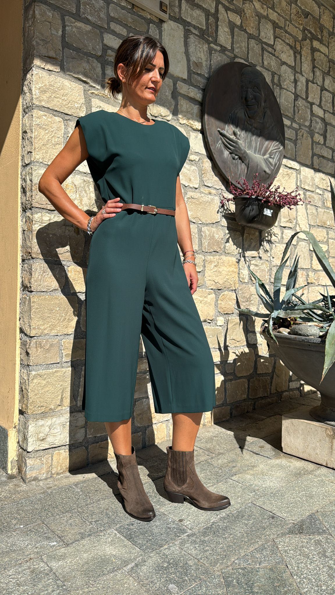 TUTA SMANICATA CON CINTURINO VERDE BOTTIGLIA