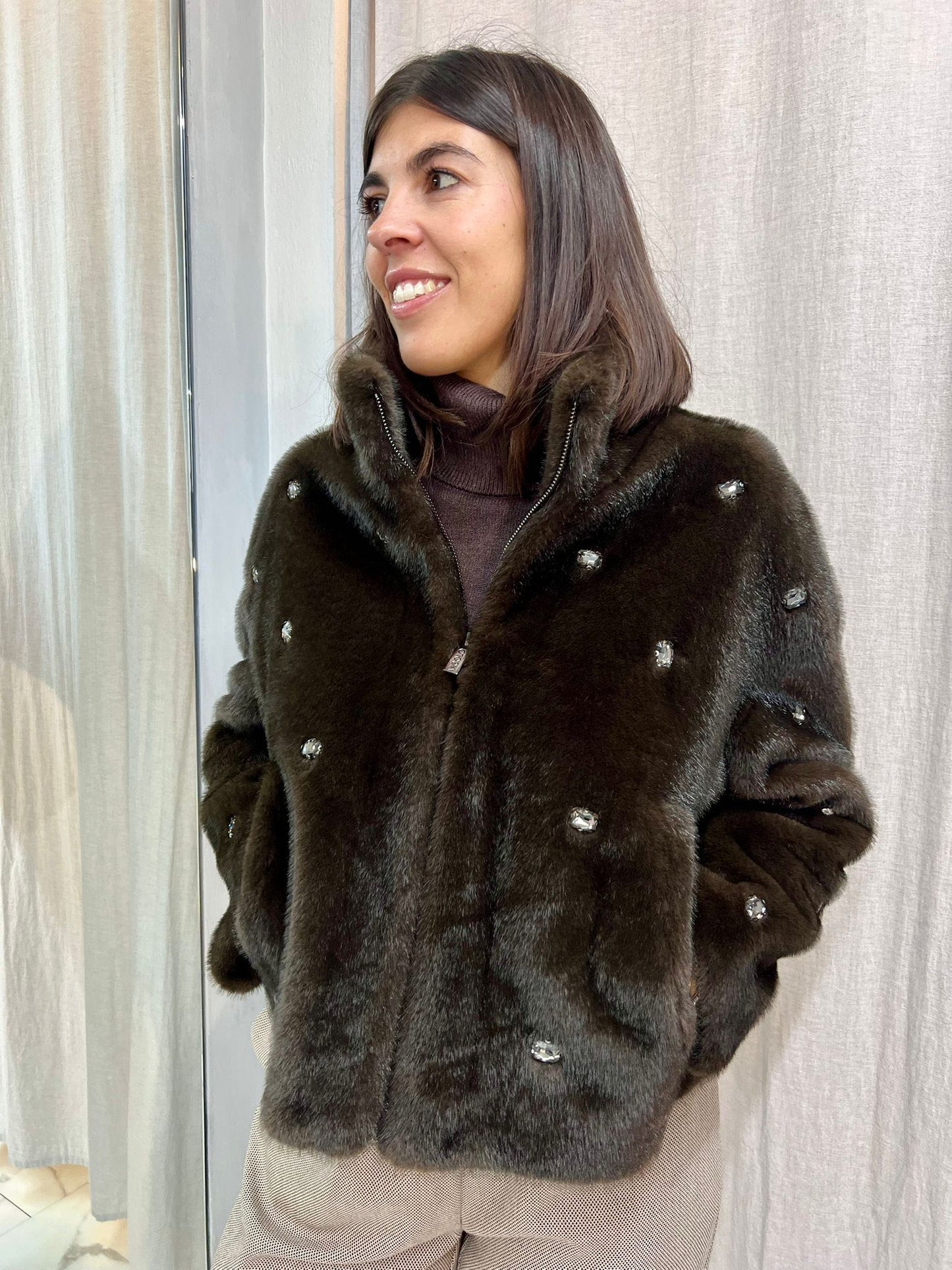 GIACCA ECOPELLICCIA CORTA CON APPLICAZIONI MORO