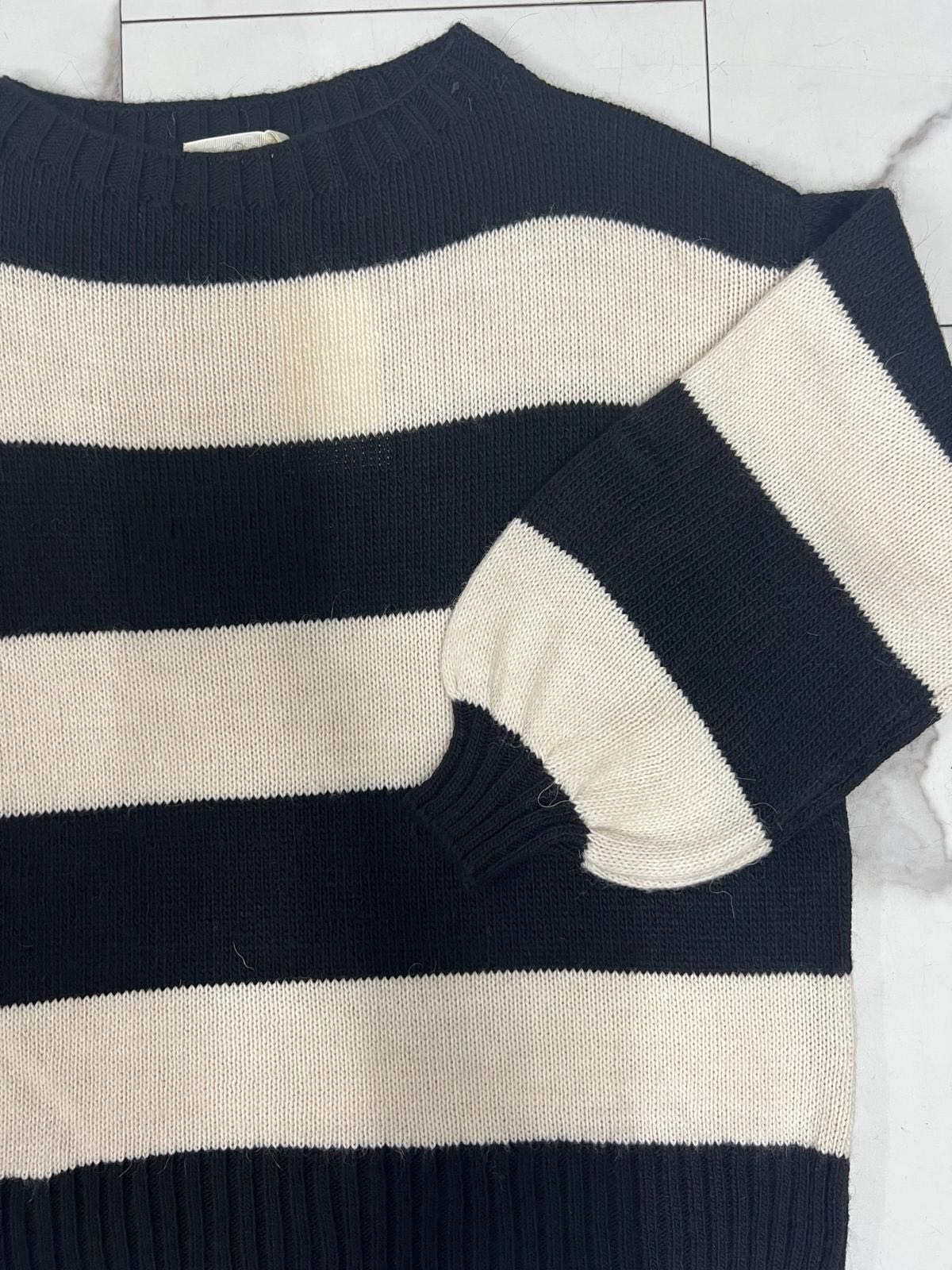 MAGLIA SCOLLO A BARCA RIGATO NERO