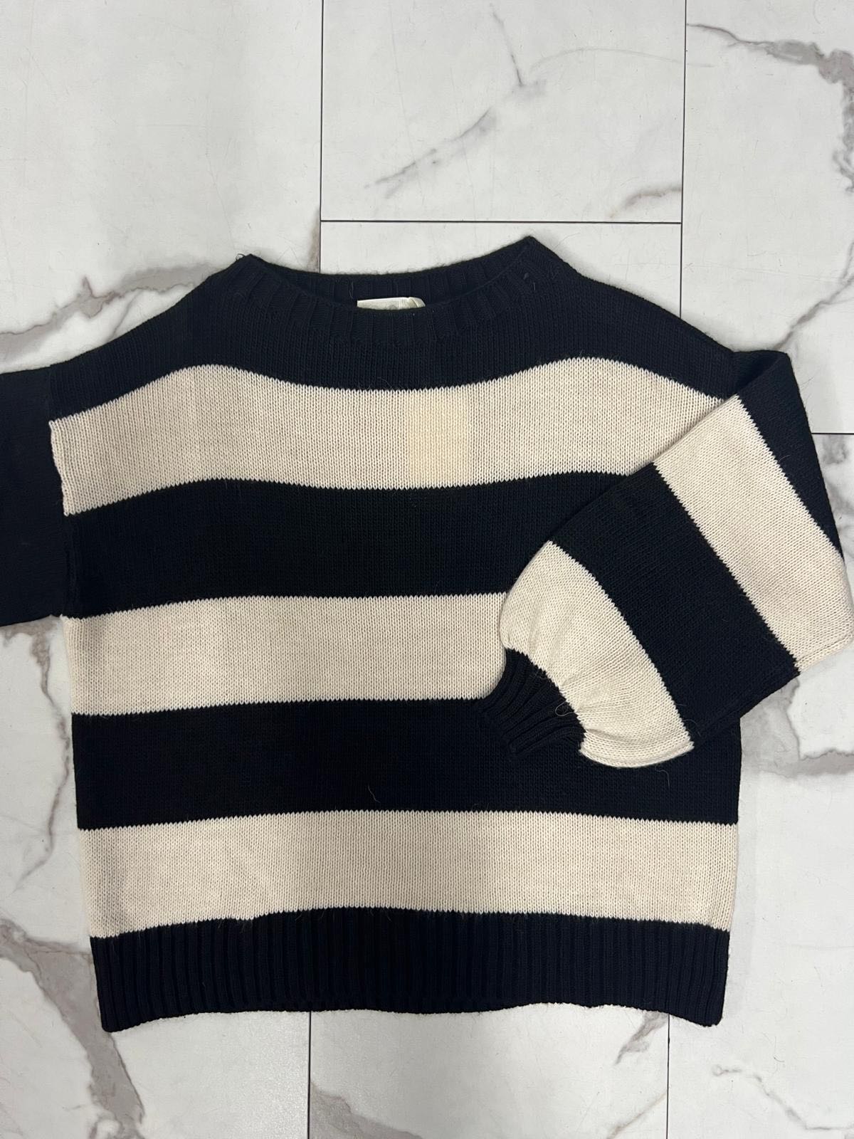 MAGLIA SCOLLO A BARCA RIGATO NERO