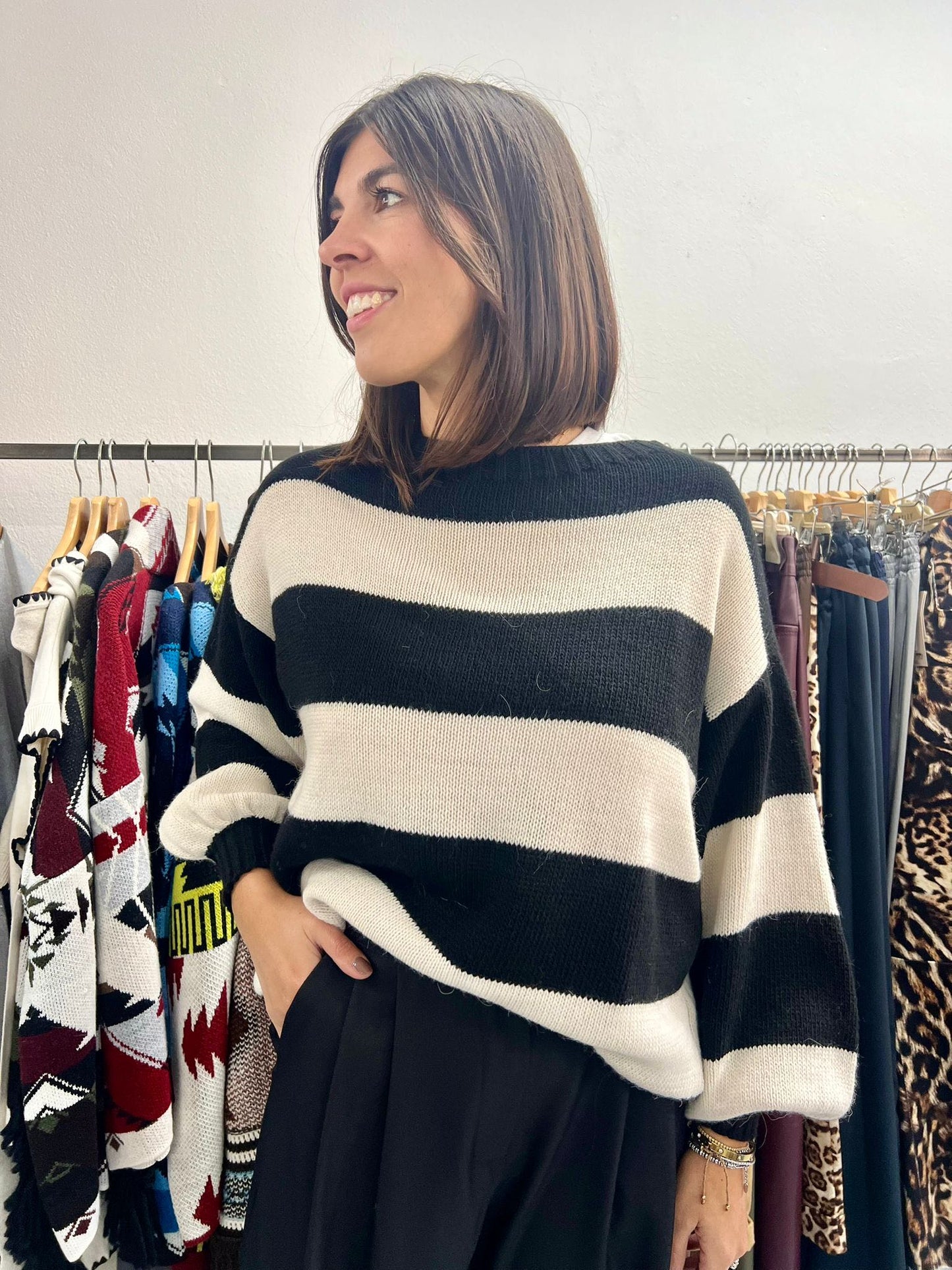 MAGLIA SCOLLO A BARCA RIGATO NERO