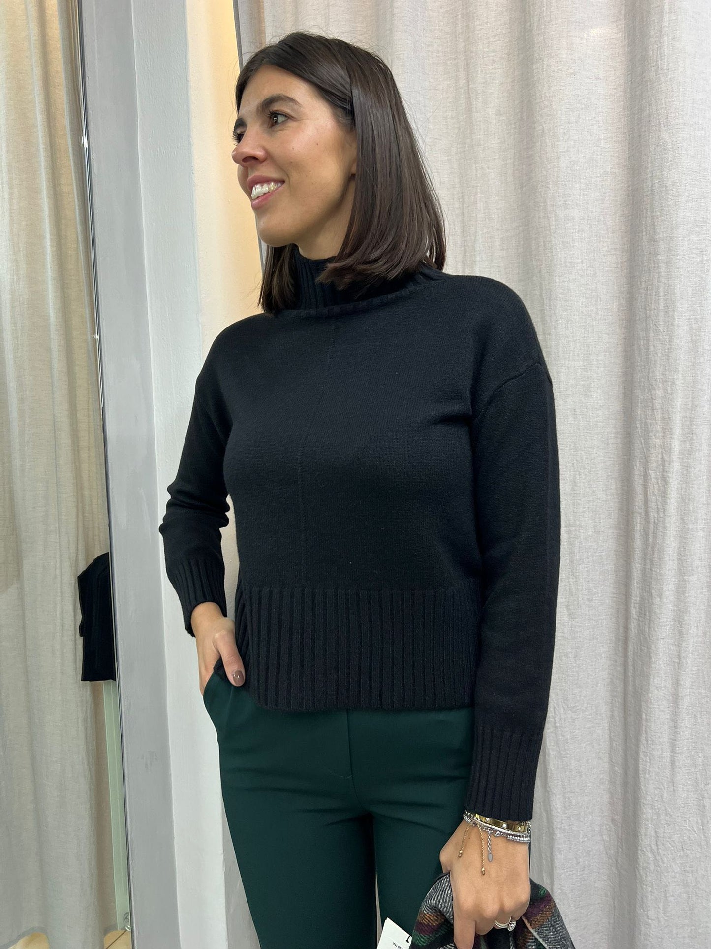 MAGLIA COLLO ALTO RIGA NERO