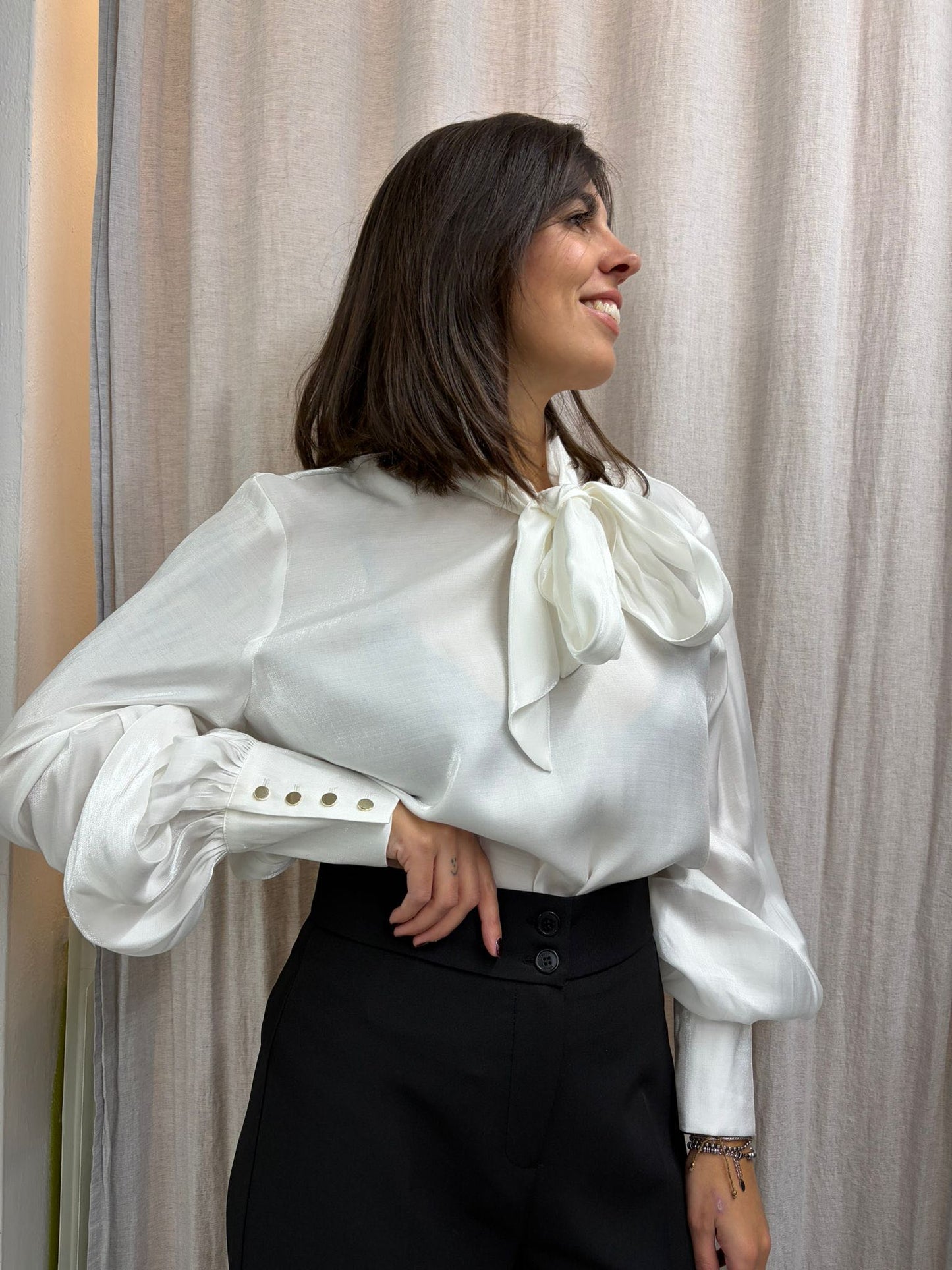 CAMICIA EFFETTO SETA FIOCCO BIANCA