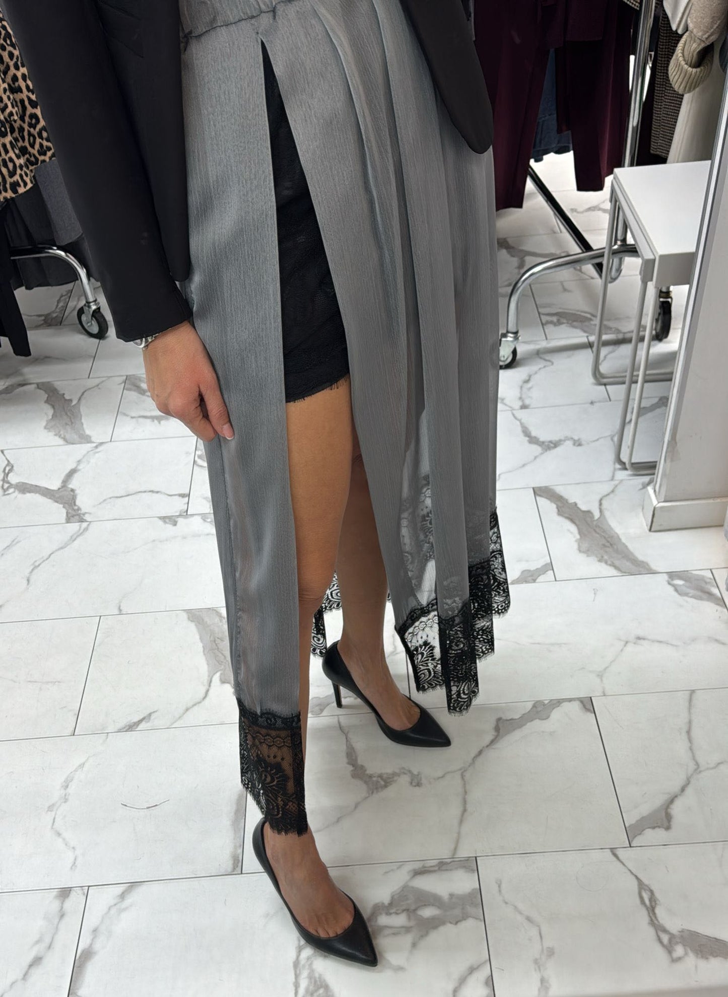 GONNA GRIGIA CON PIZZO