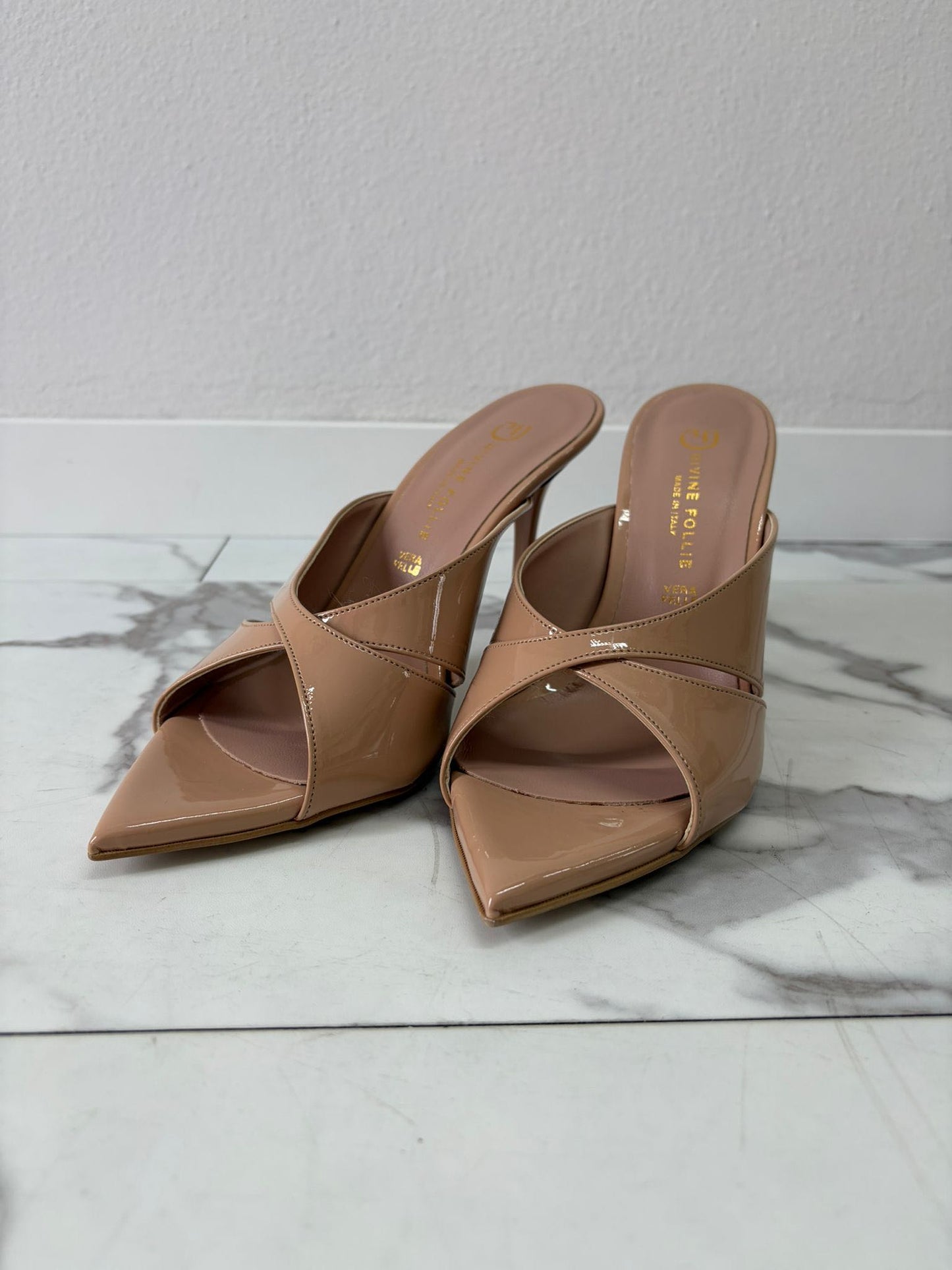 MULE IN VERNICE NUDE
