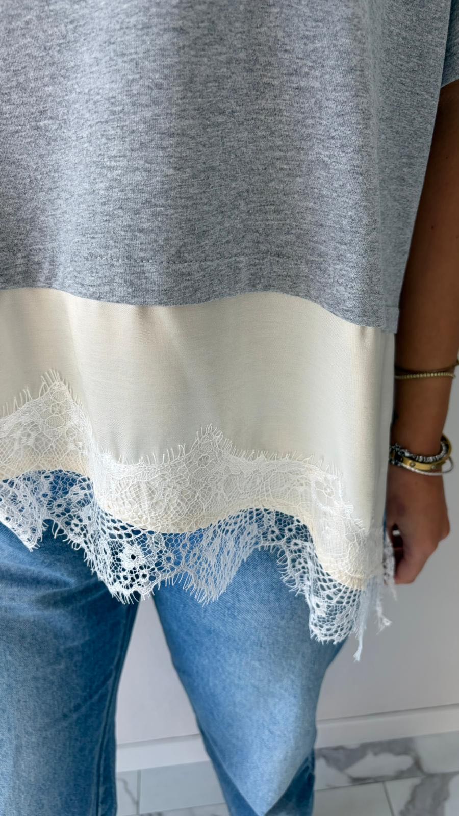 T-SHIRT CON SATEN E PIZZO GRIGIA