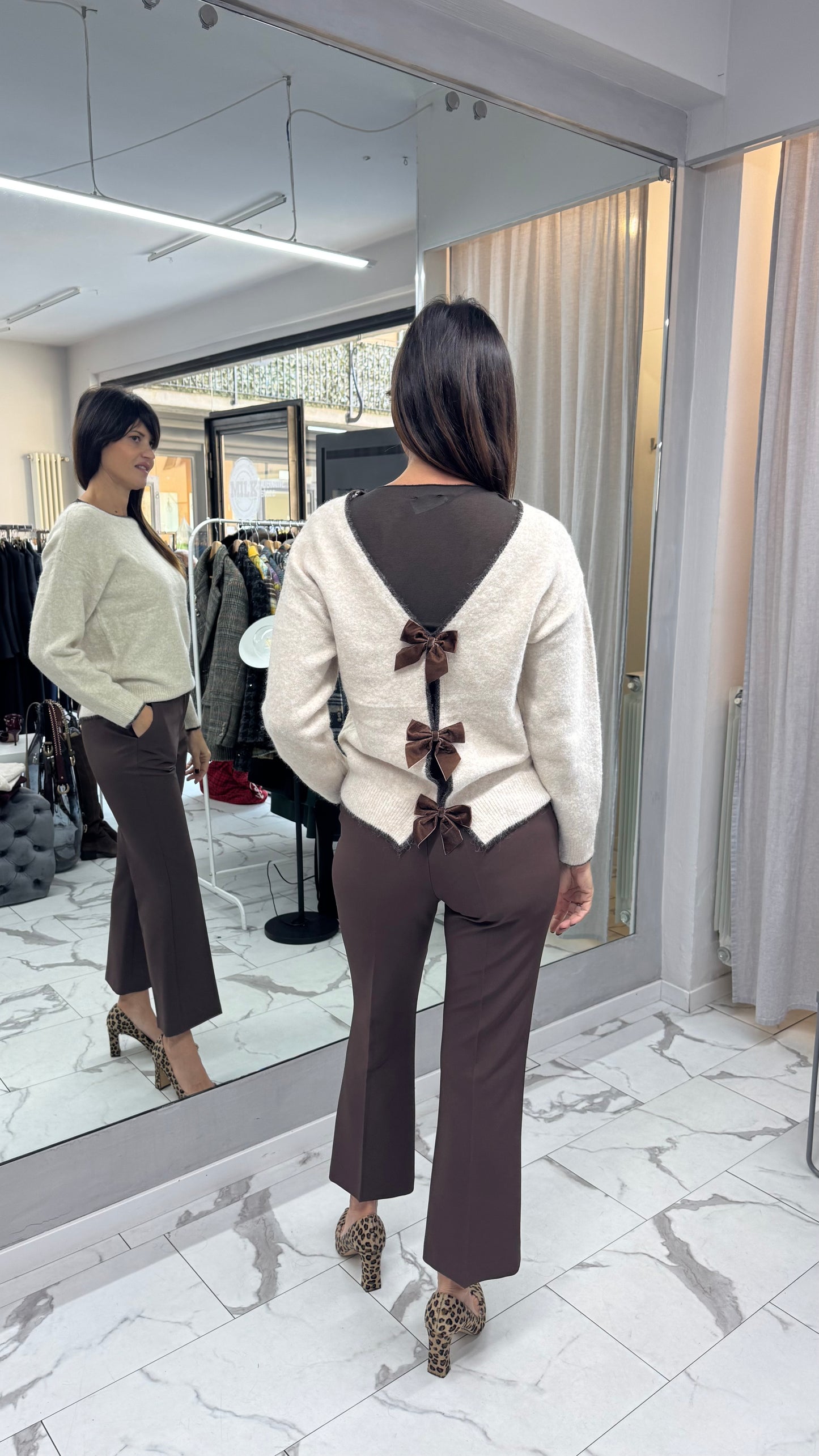 MAGLIONCINO SCOLLO V FIOCCHI sabbia/bordeaux/cioccolato