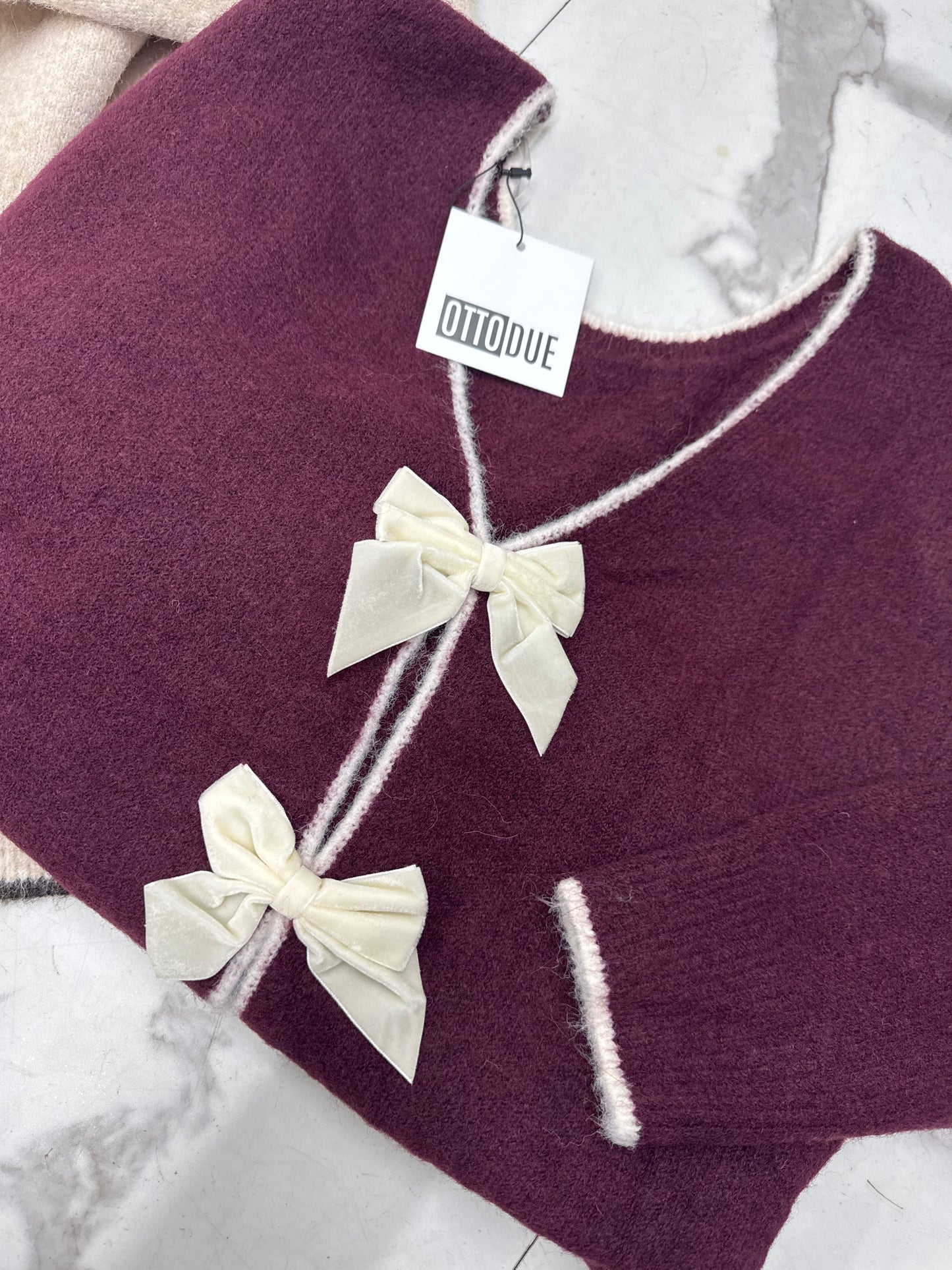 MAGLIONCINO SCOLLO V FIOCCHI sabbia/bordeaux/cioccolato