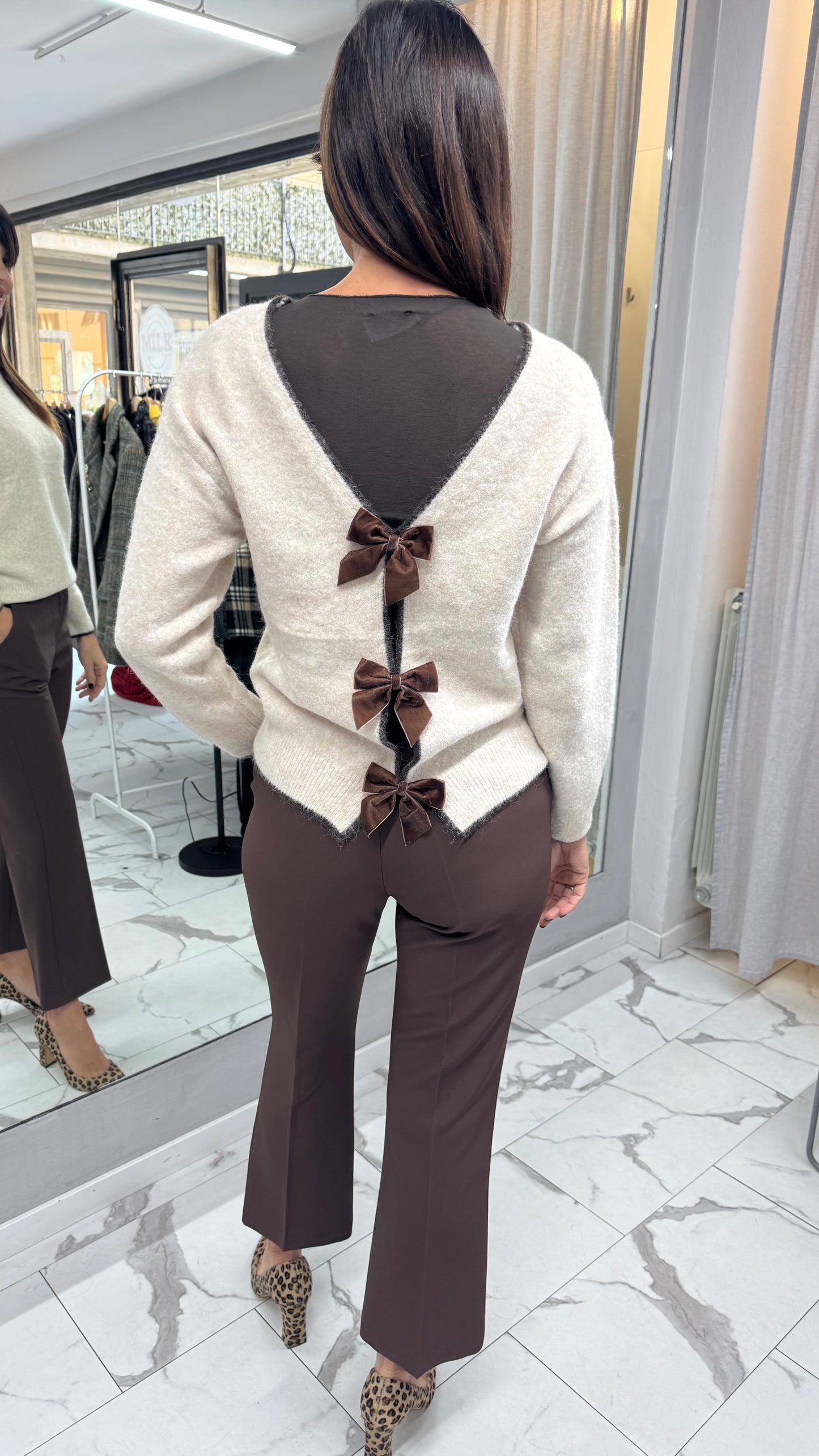 MAGLIONCINO SCOLLO V FIOCCHI sabbia/bordeaux/cioccolato