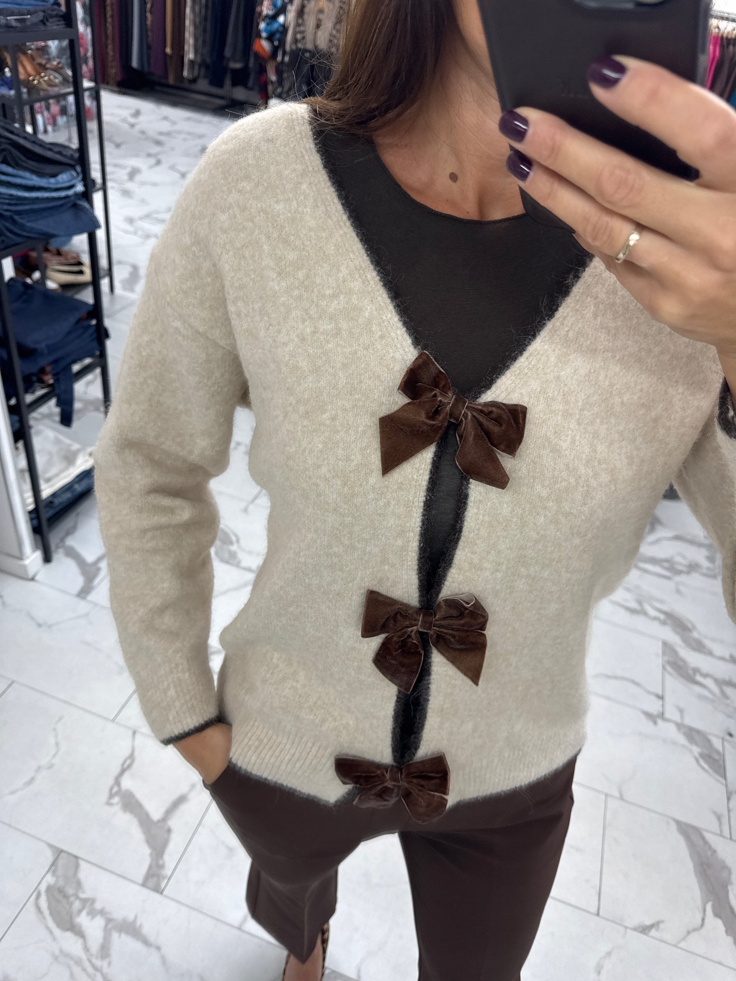 MAGLIONCINO SCOLLO V FIOCCHI sabbia/bordeaux/cioccolato