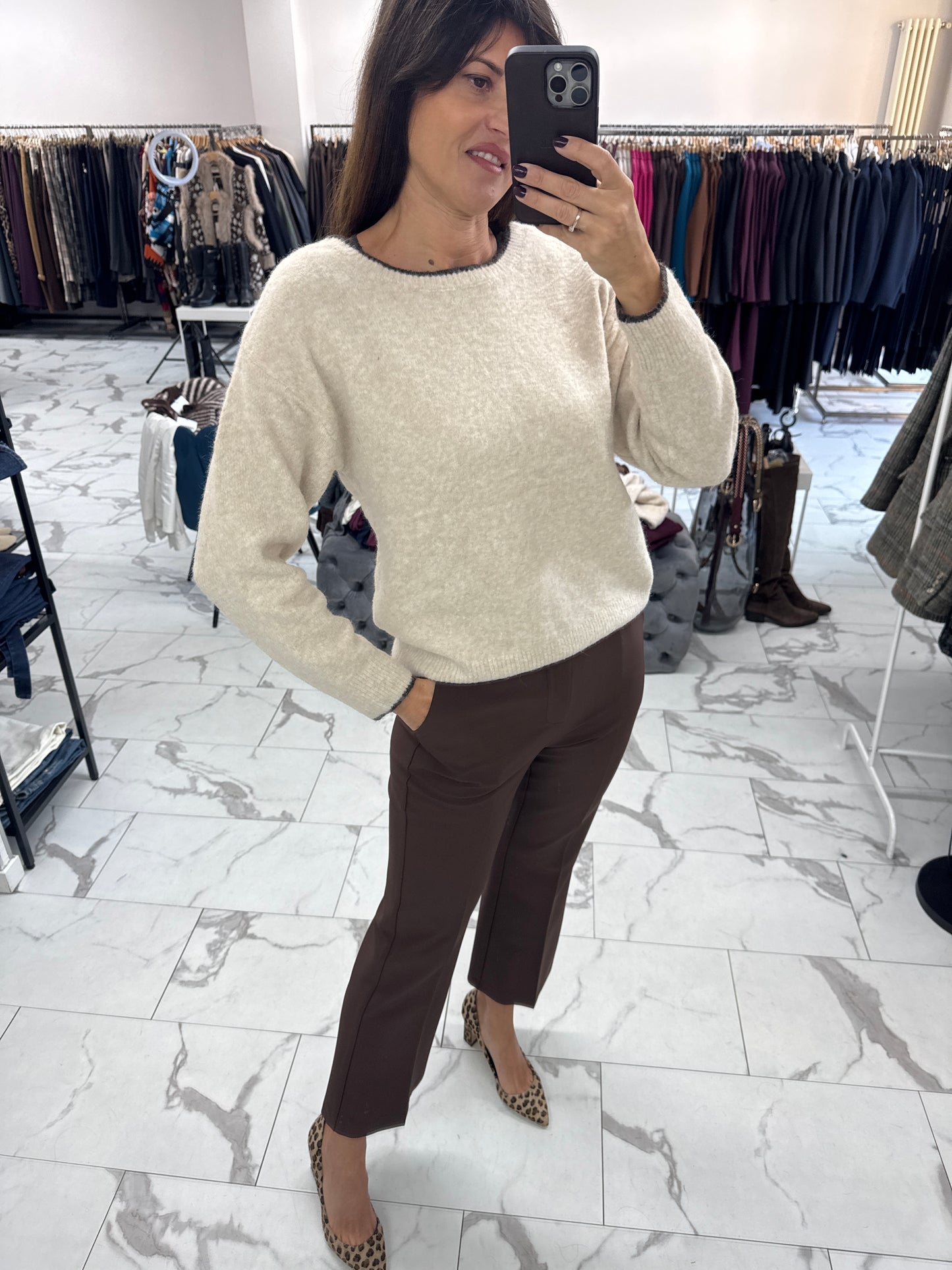 MAGLIONCINO SCOLLO V FIOCCHI sabbia/bordeaux/cioccolato